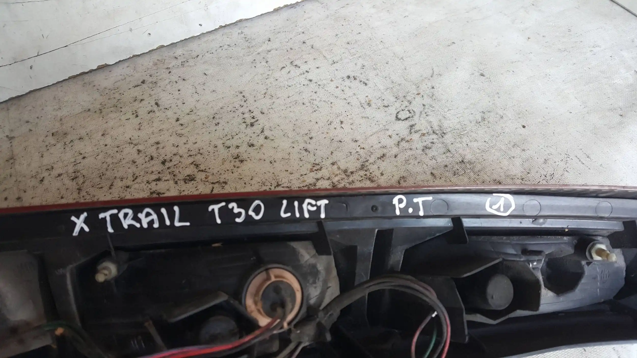 LAMPA PRAWY TYŁ TYLNA NISSAN X TRAIL I T30 01-07