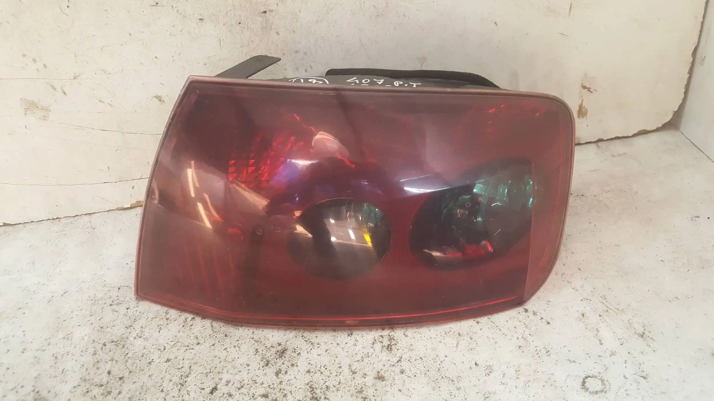 LAMPA PRAWY TYŁ TYLNA PEUGEOT 407 SEDAN 04-