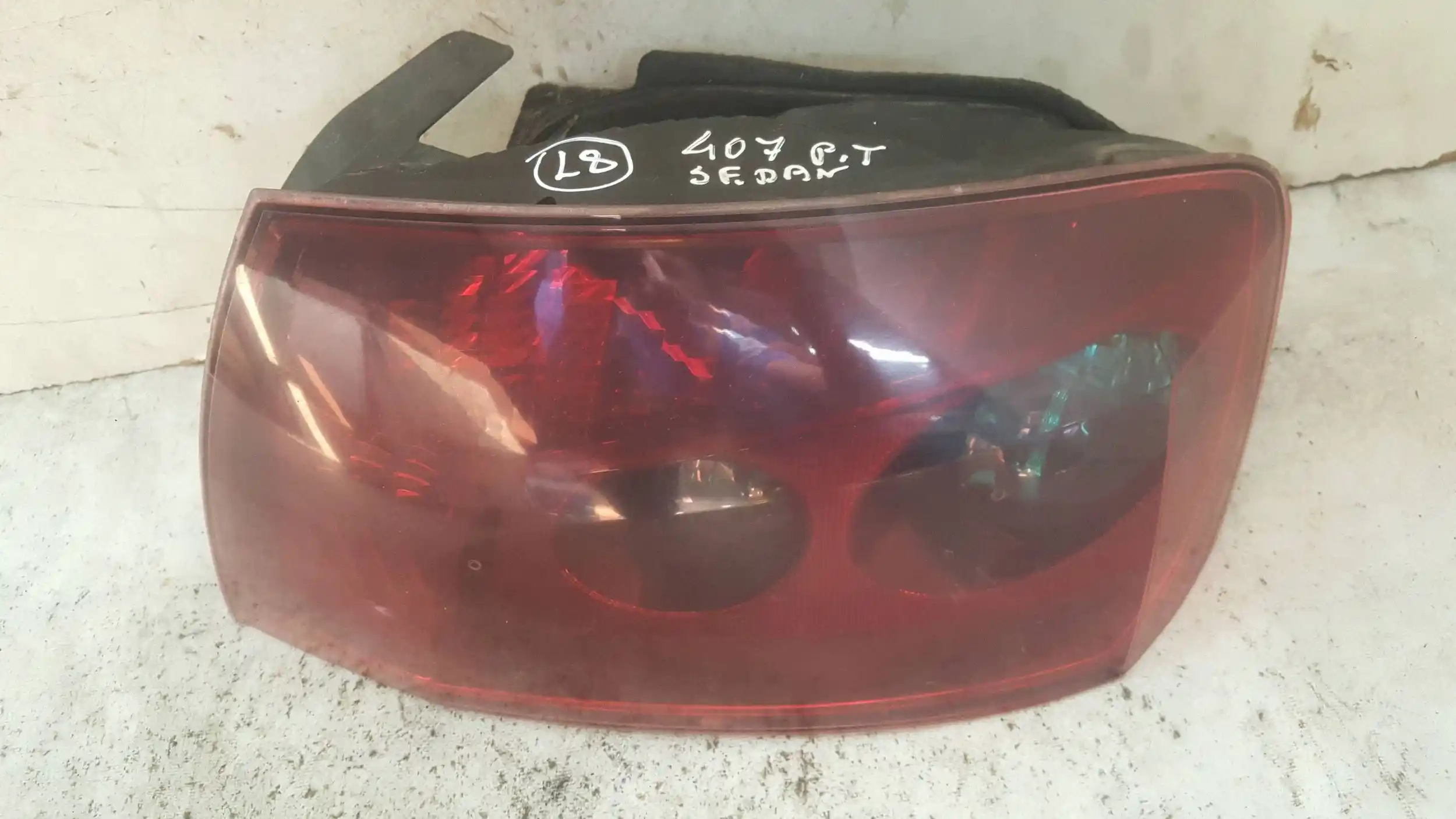 LAMPA PRAWY TYŁ TYLNA PEUGEOT 407 SEDAN 04-