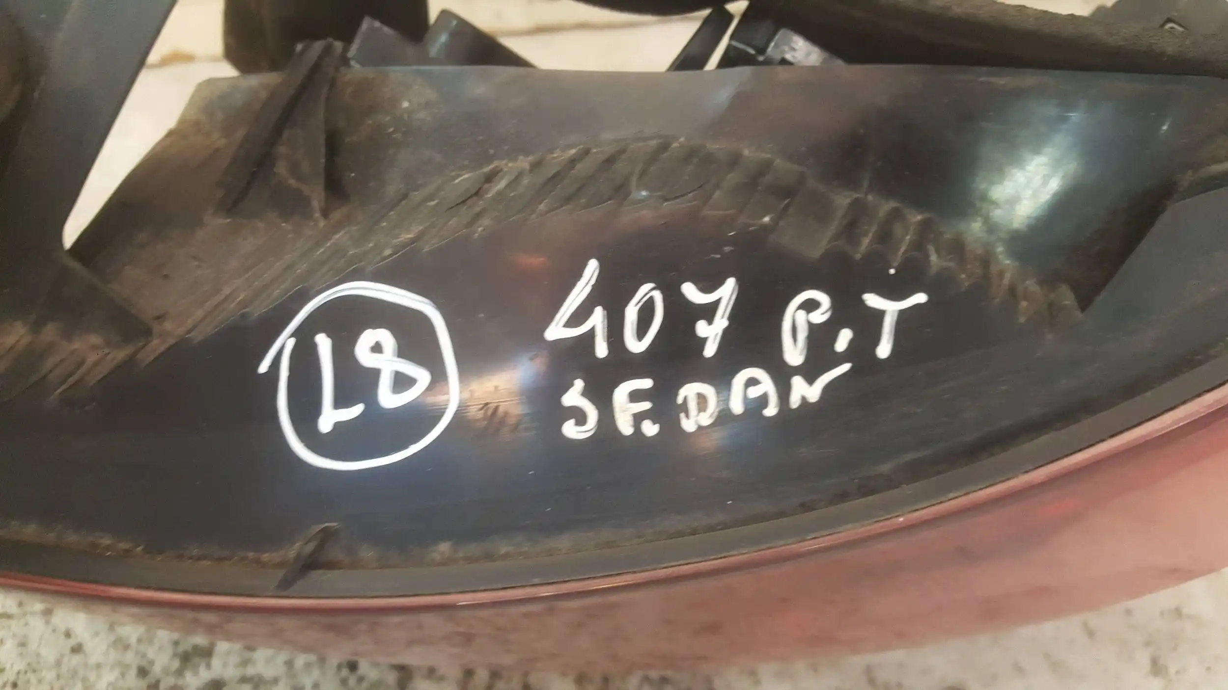 LAMPA PRAWY TYŁ TYLNA PEUGEOT 407 SEDAN 04-