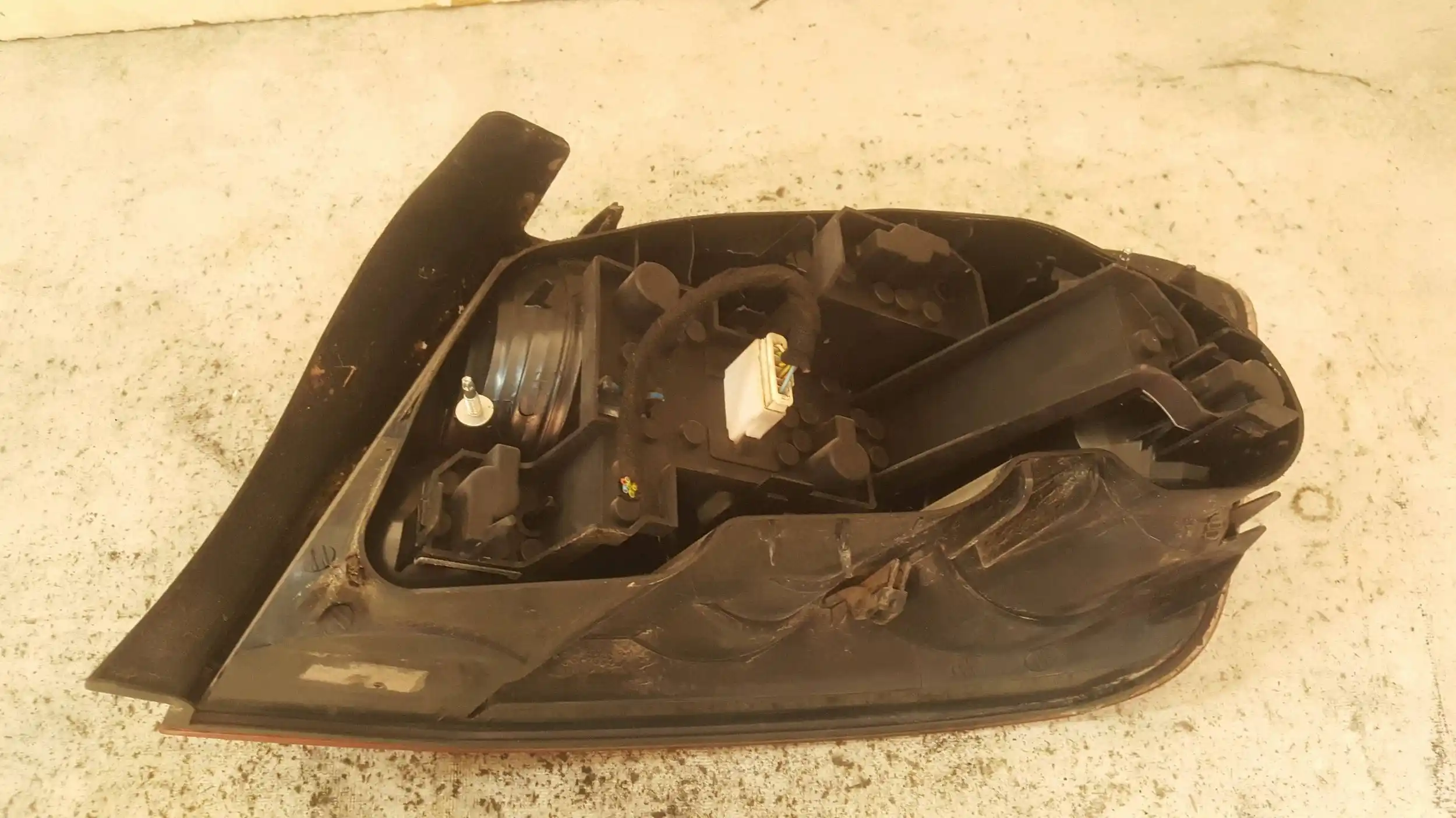 LAMPA LEWY TYŁ TYLNA PEUGOET 407 SEDAN 04-08