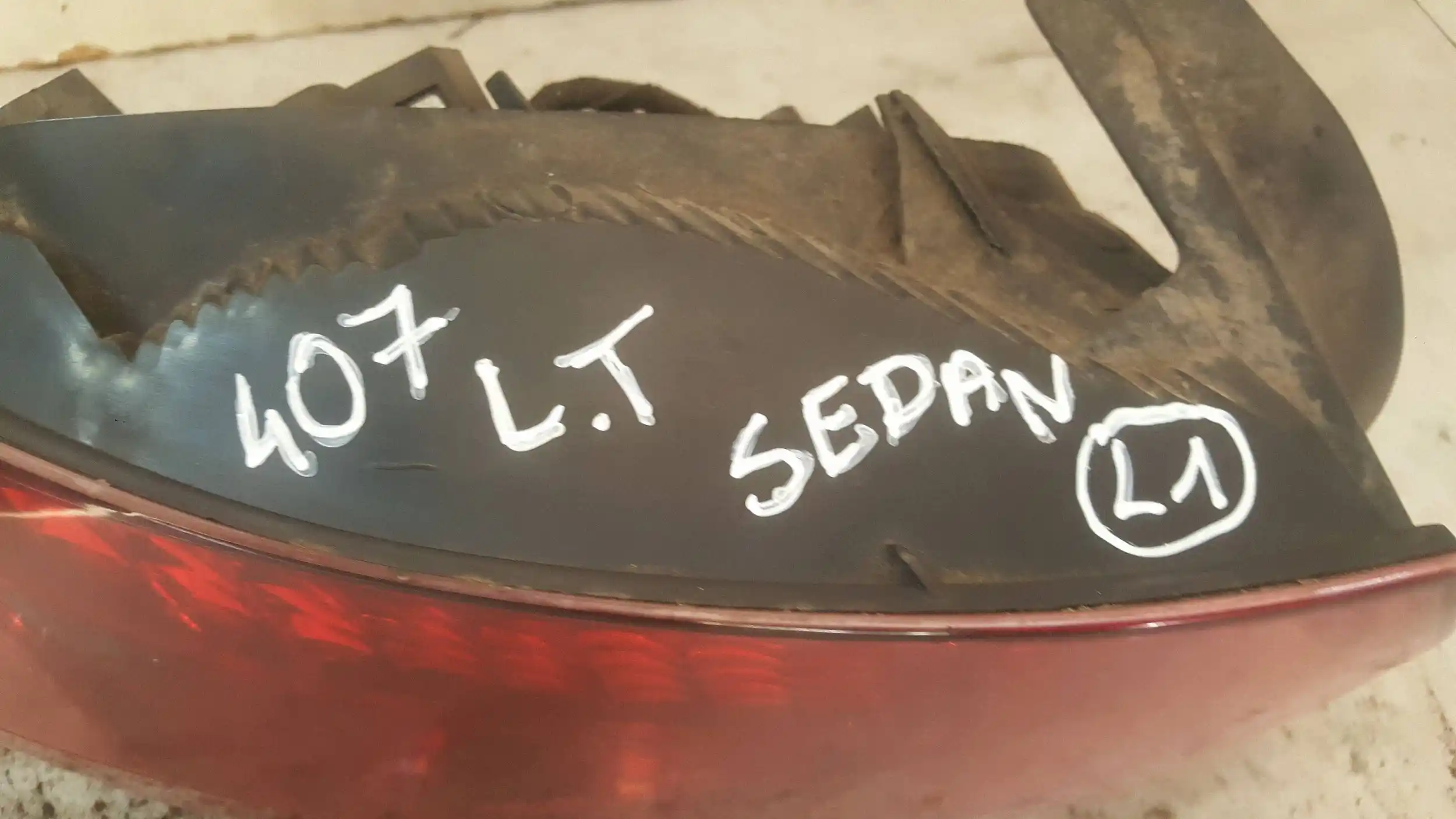 LAMPA LEWY TYŁ TYLNA PEUGOET 407 SEDAN 04-08