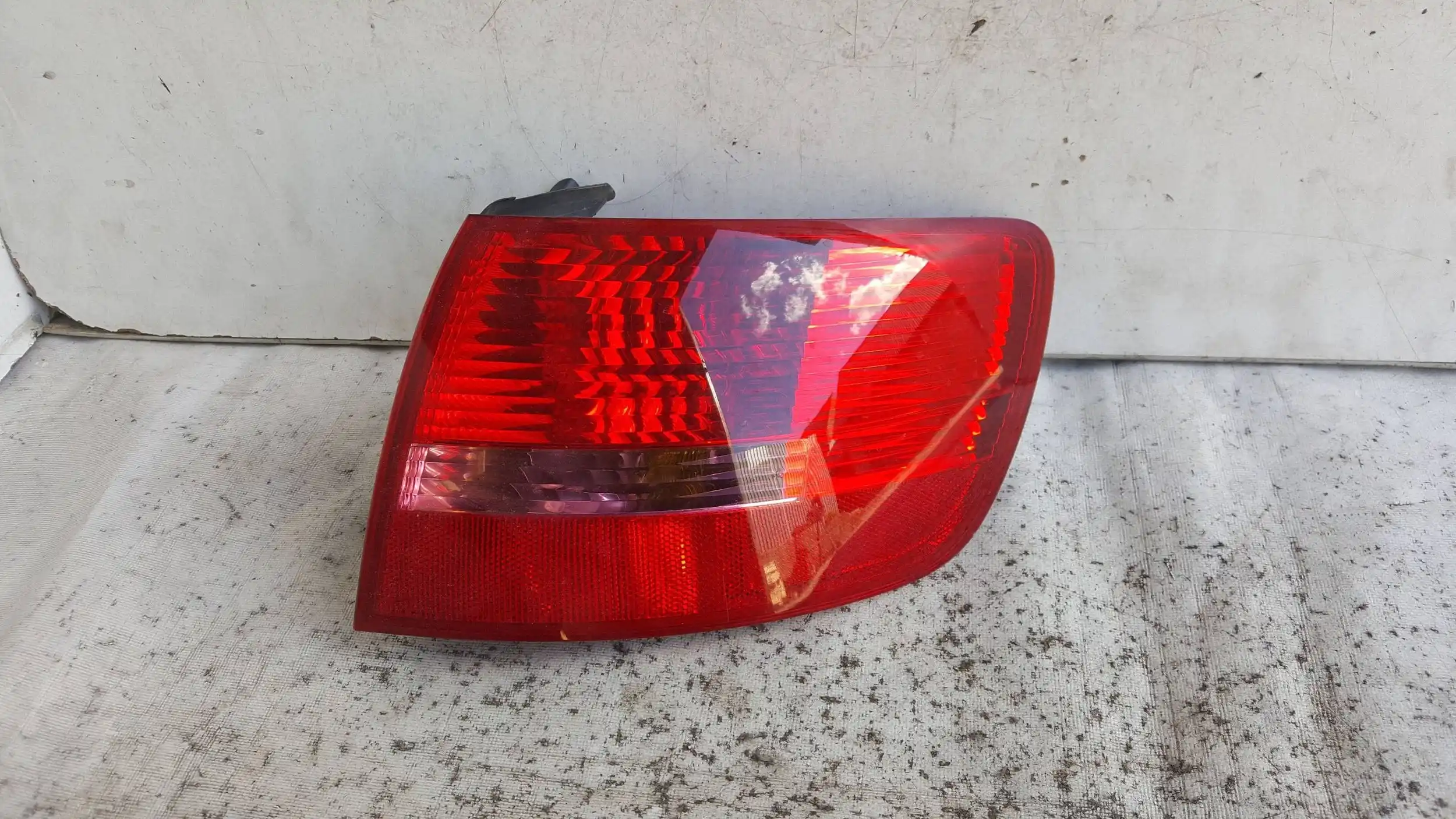 LAMPA PRAWY TYŁ TYLNA AUDI A6 C6 KOMBI 04-08