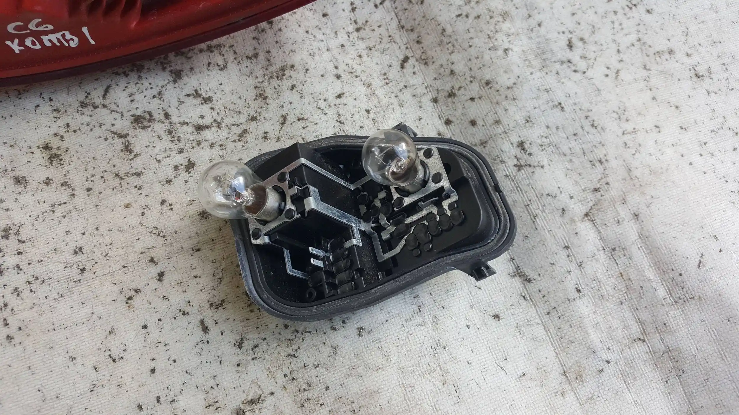 LAMPA PRAWY TYŁ TYLNA AUDI A6 C6 KOMBI 04-08