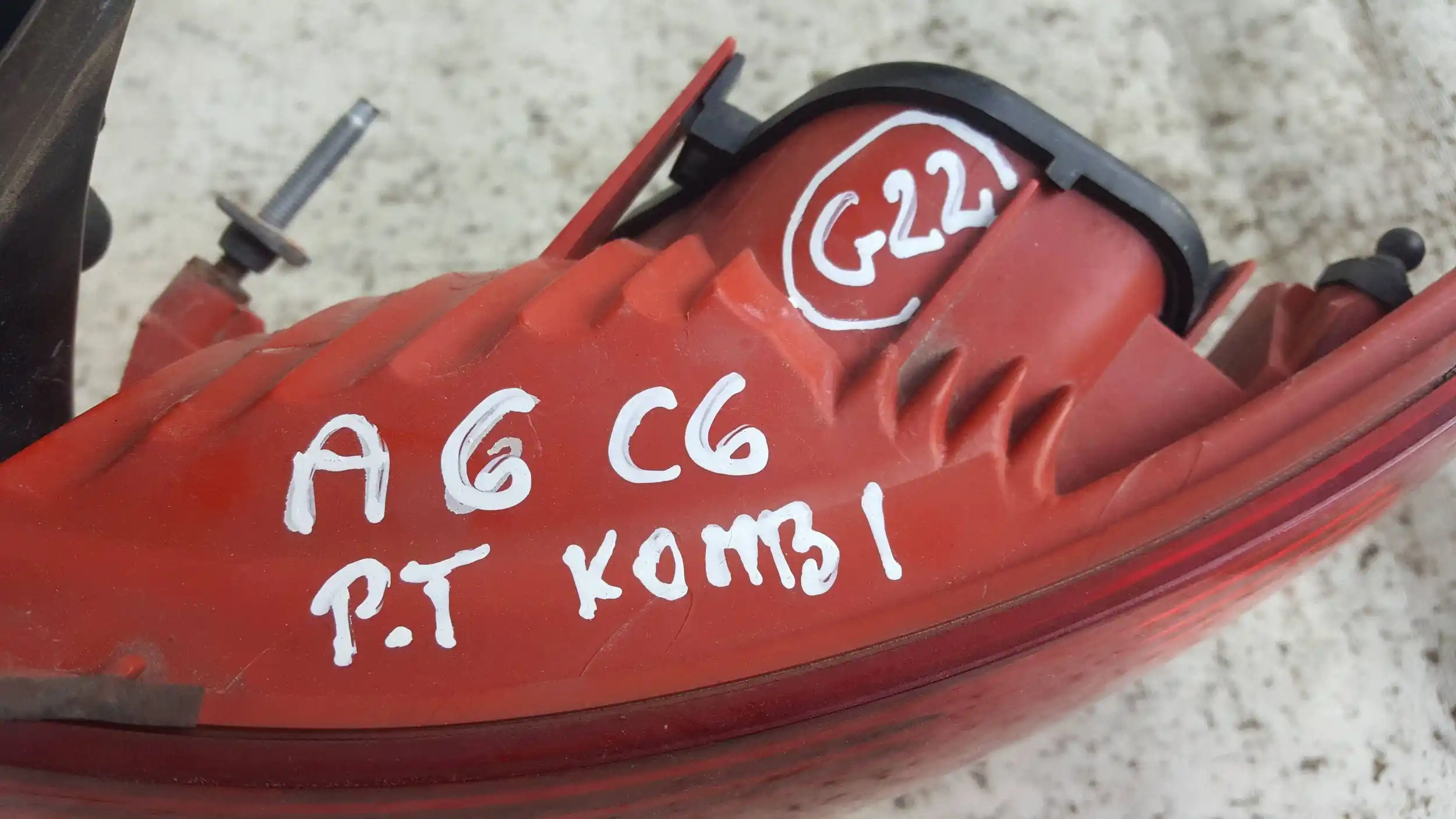 LAMPA PRAWY TYŁ TYLNA AUDI A6 C6 KOMBI 04-08