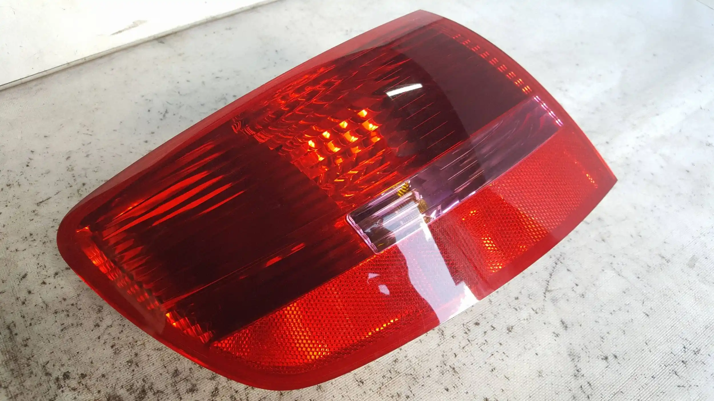 LAMPA LEWY TYŁ TYLNA AUDI A6 C6 KOMBI 04-08