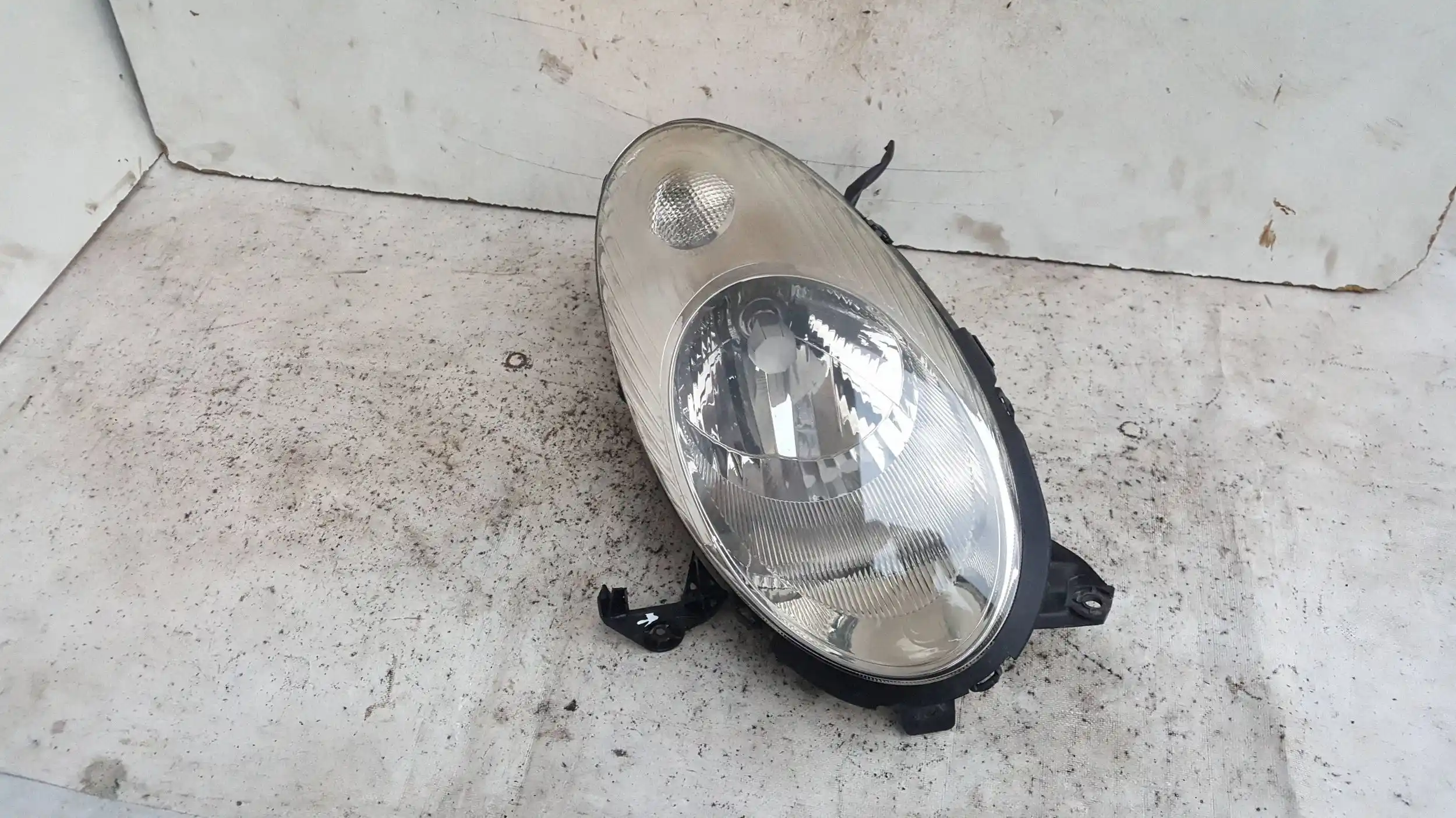 LAMPA PRAWY PRZÓD PRZEDNIA 26010BC500 NISSAN MICRA K12 03-07