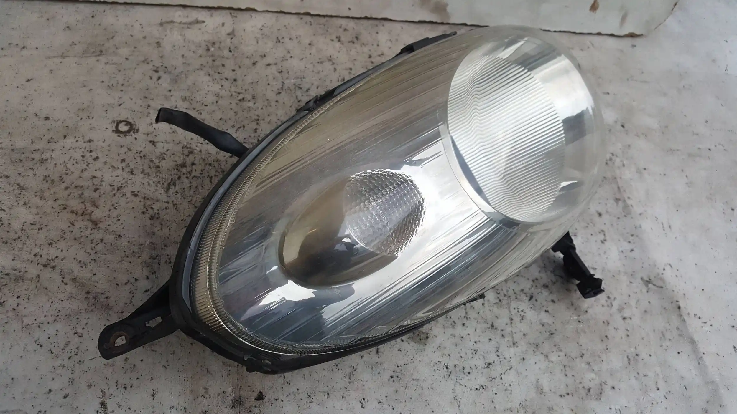 LAMPA PRAWY PRZÓD PRZEDNIA 26010BC500 NISSAN MICRA K12 03-07