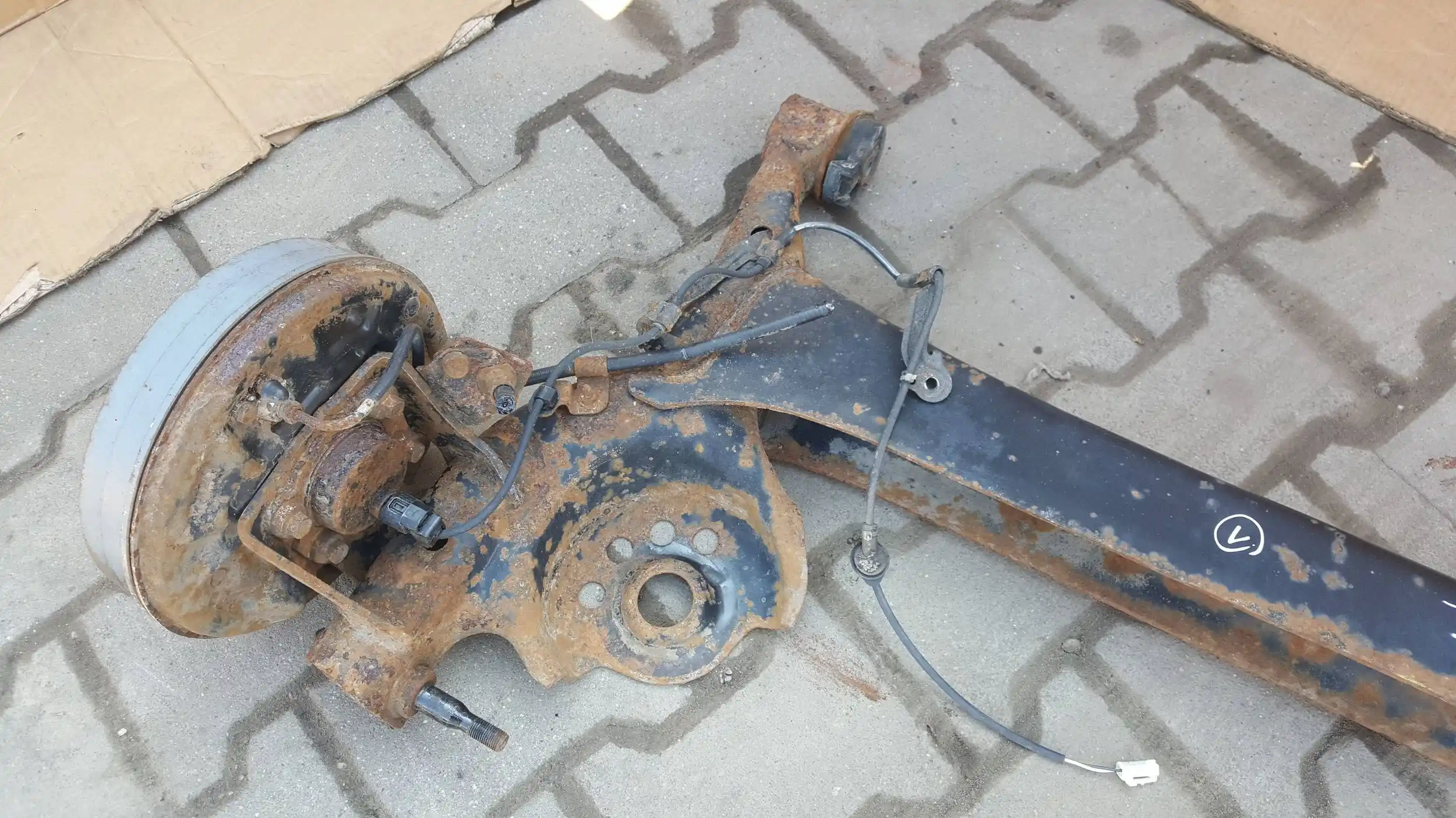 BELKA ZAWIESZENIA OŚ TYŁ TYLNA TOYOTA YARIS I 99-