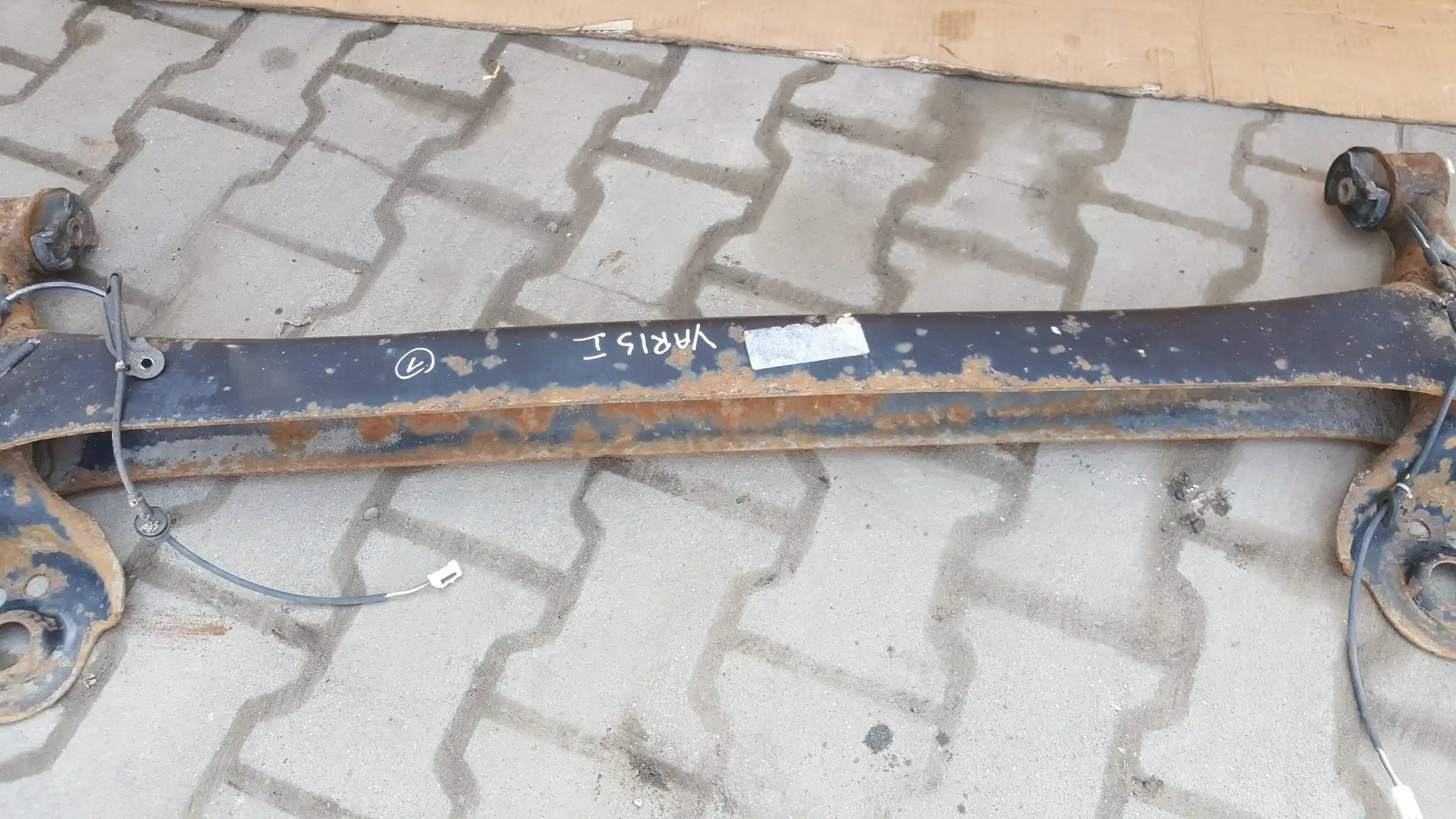 BELKA ZAWIESZENIA OŚ TYŁ TYLNA TOYOTA YARIS I 99-