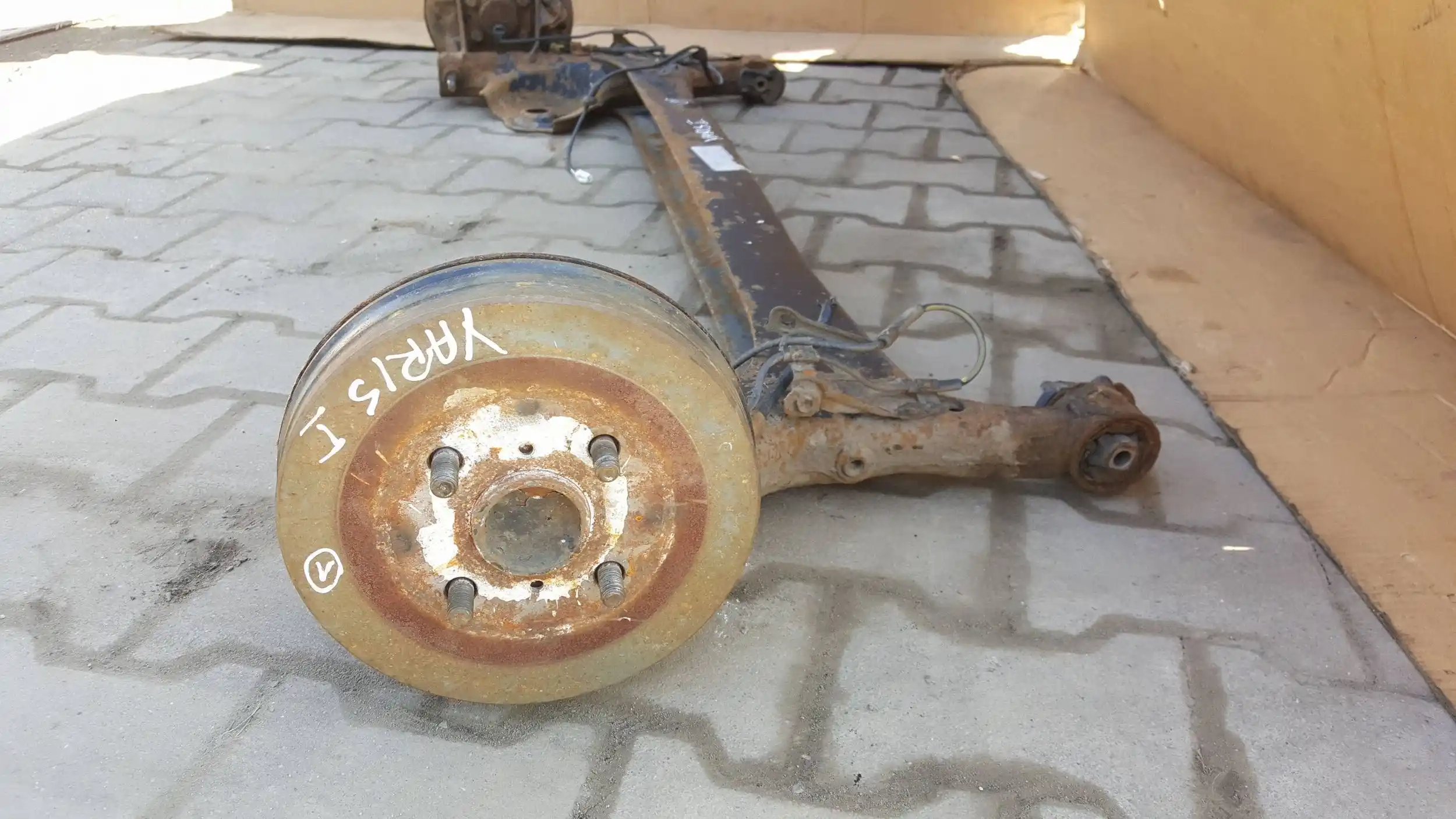 BELKA ZAWIESZENIA OŚ TYŁ TYLNA TOYOTA YARIS I 99-