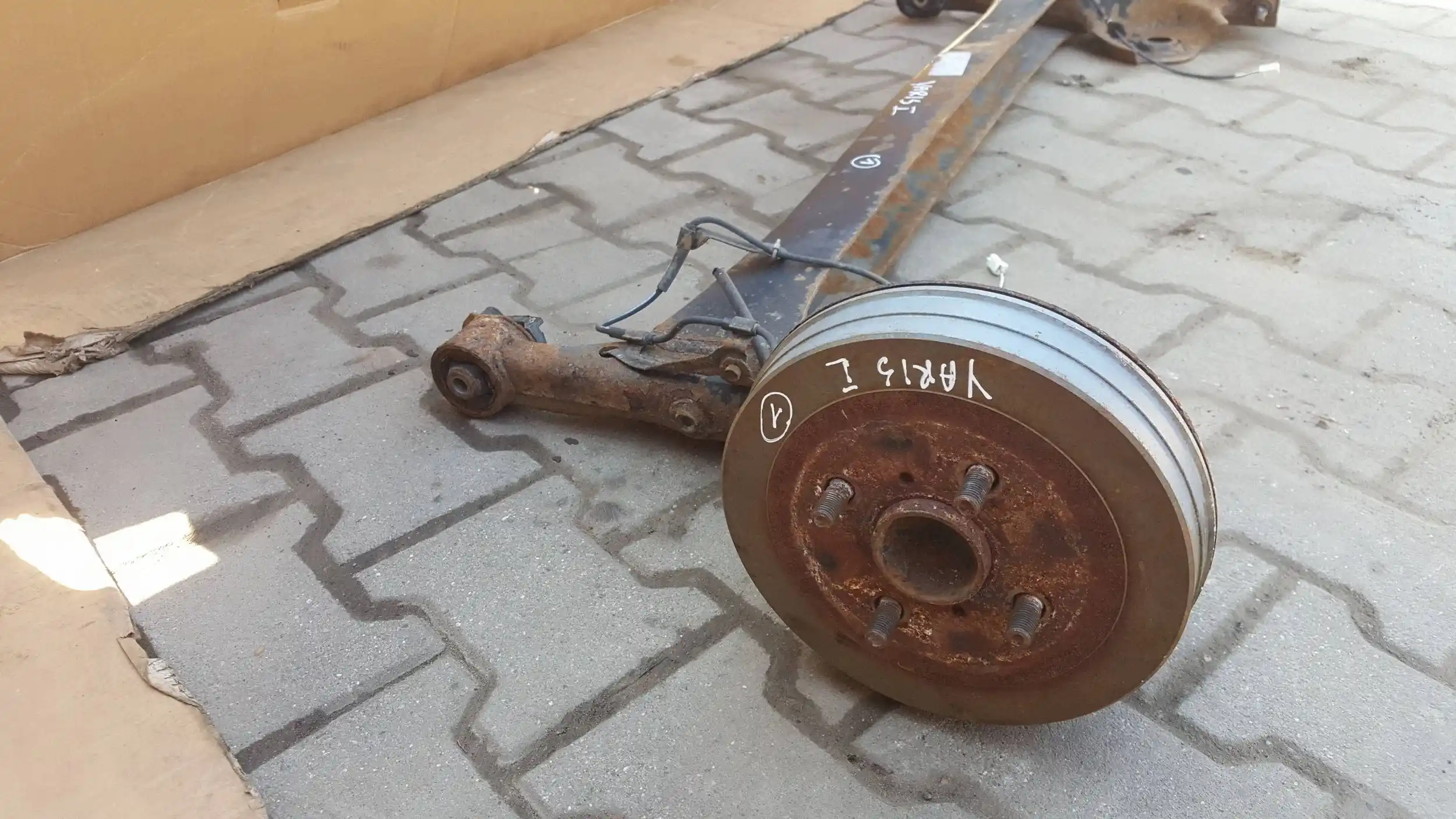BELKA ZAWIESZENIA OŚ TYŁ TYLNA TOYOTA YARIS I 99-