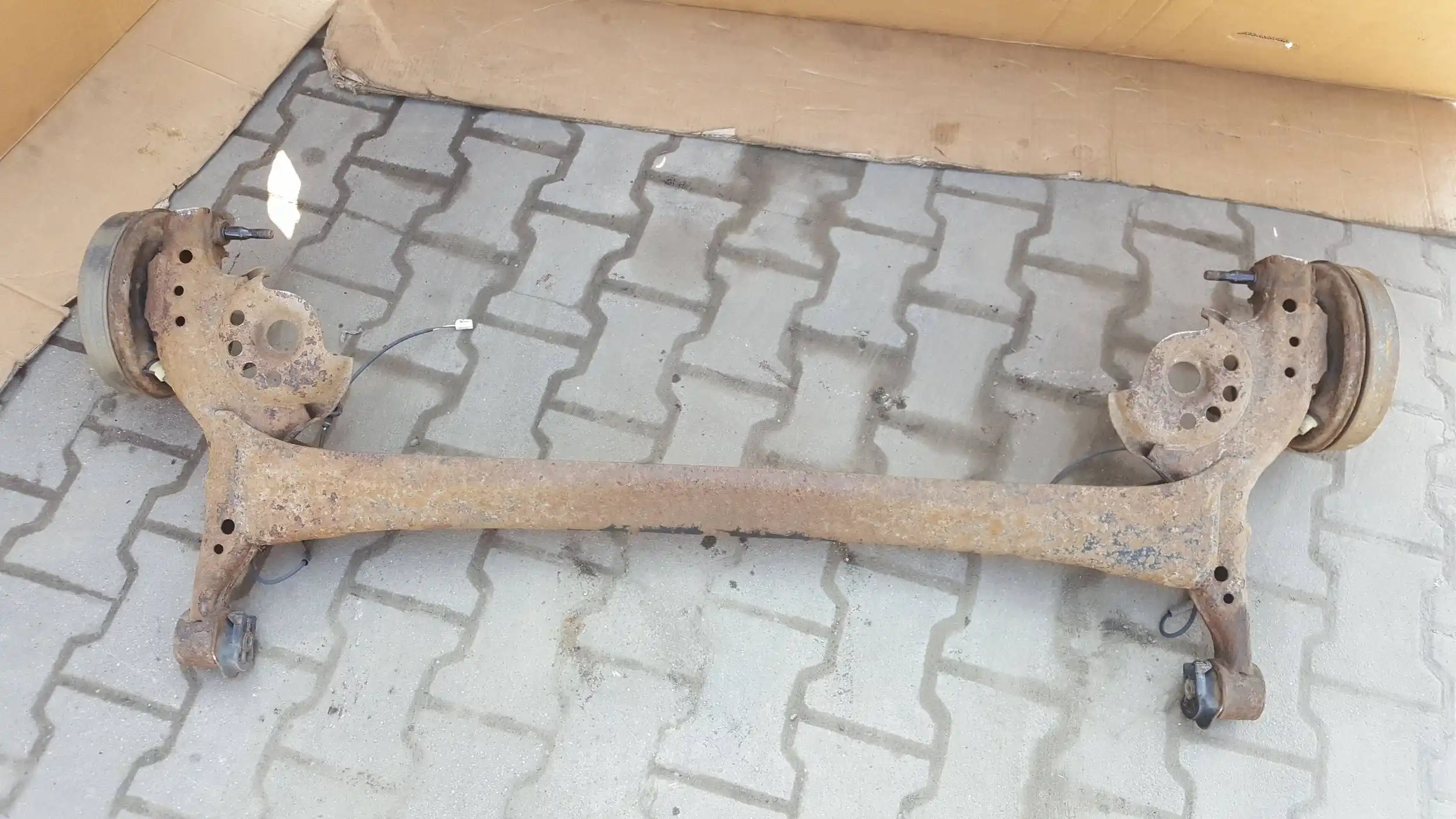 BELKA ZAWIESZENIA OŚ TYŁ TYLNA TOYOTA YARIS I 99-