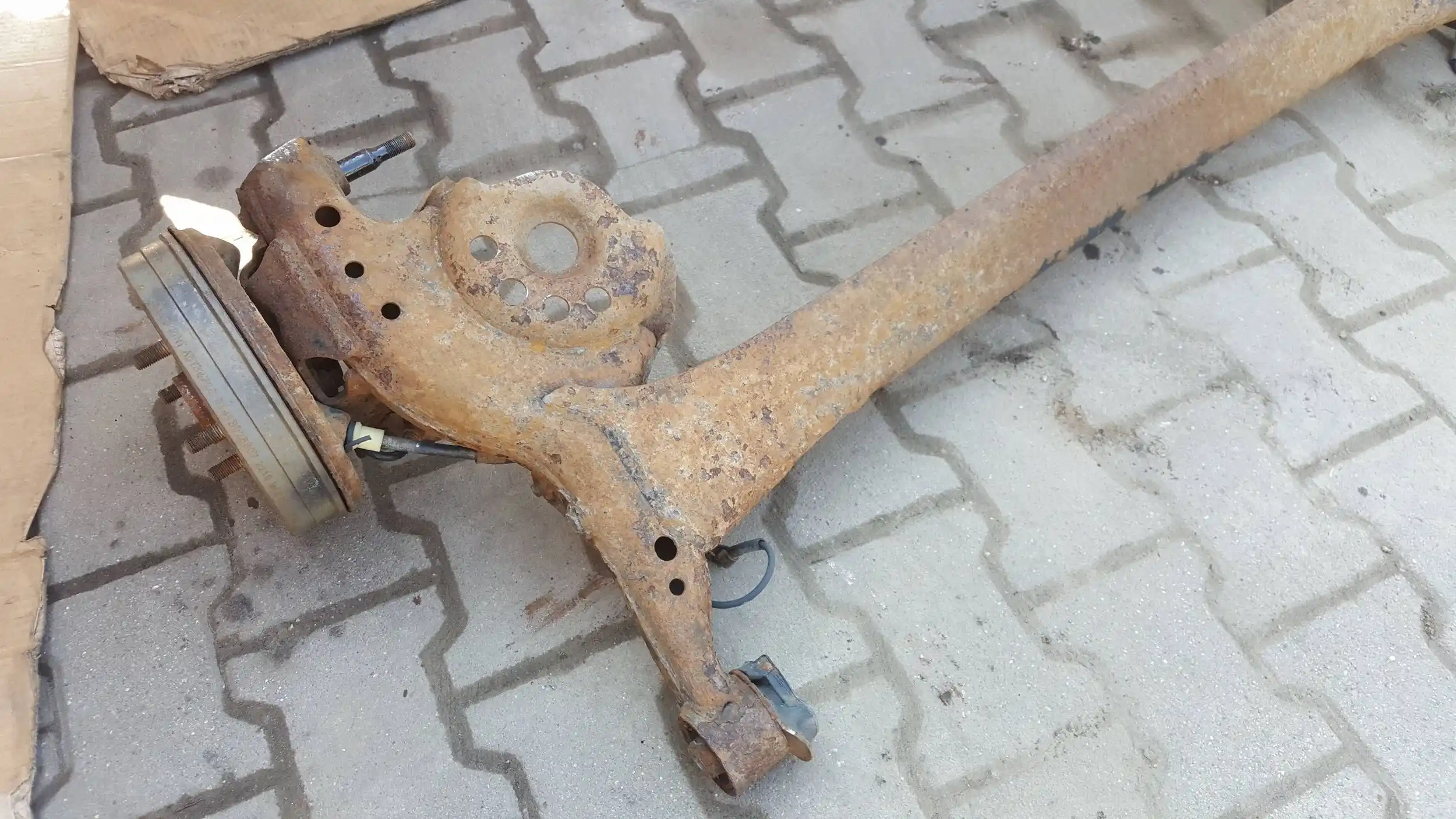 BELKA ZAWIESZENIA OŚ TYŁ TYLNA TOYOTA YARIS I 99-