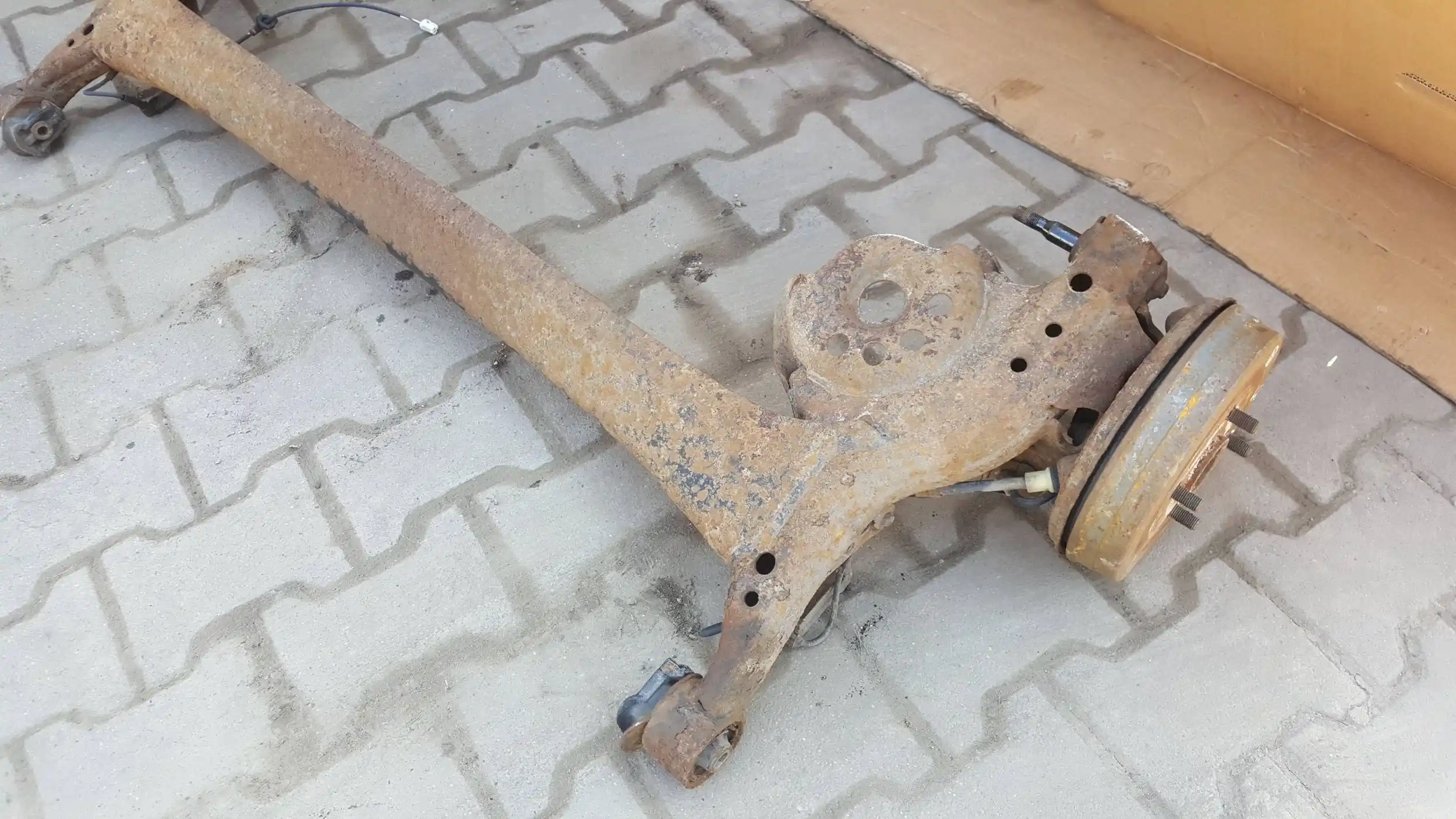 BELKA ZAWIESZENIA OŚ TYŁ TYLNA TOYOTA YARIS I 99-
