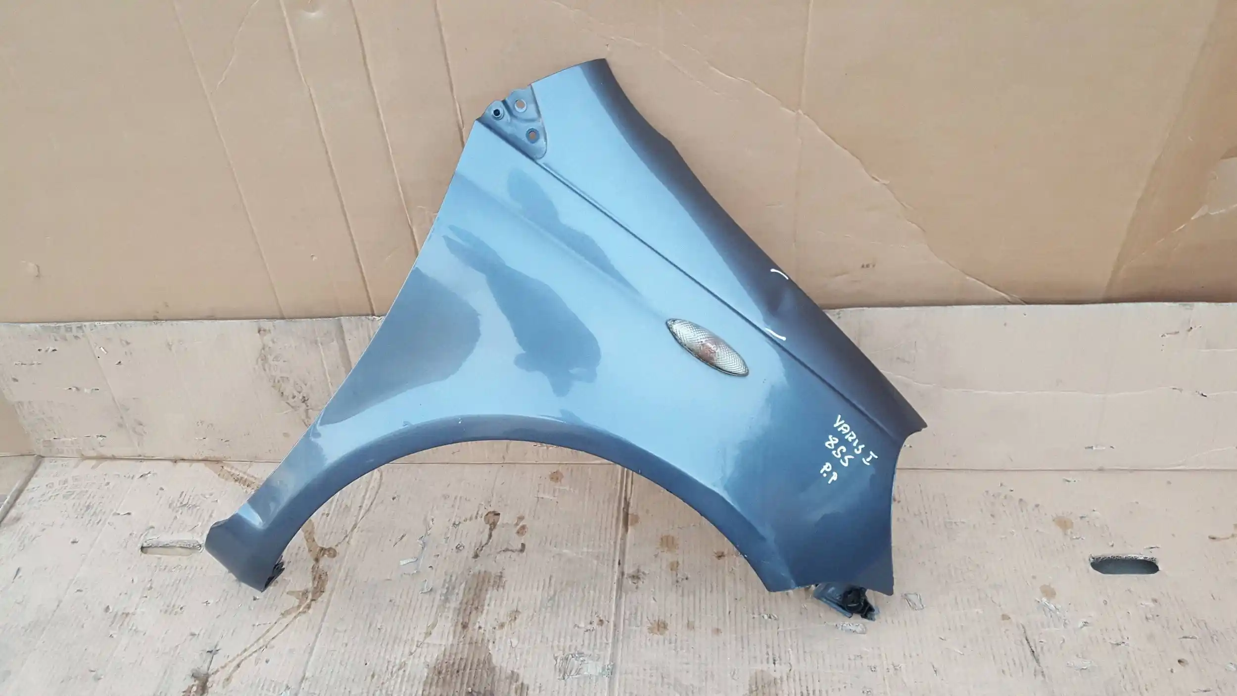 BŁOTNIK PRAWY PRZÓD PRZEDNI TOYOTA YARIS I 99- 8S5