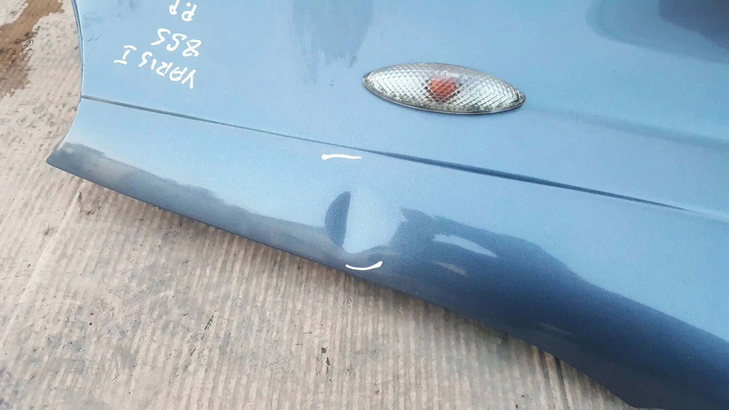 BŁOTNIK PRAWY PRZÓD PRZEDNI TOYOTA YARIS I 99- 8S5