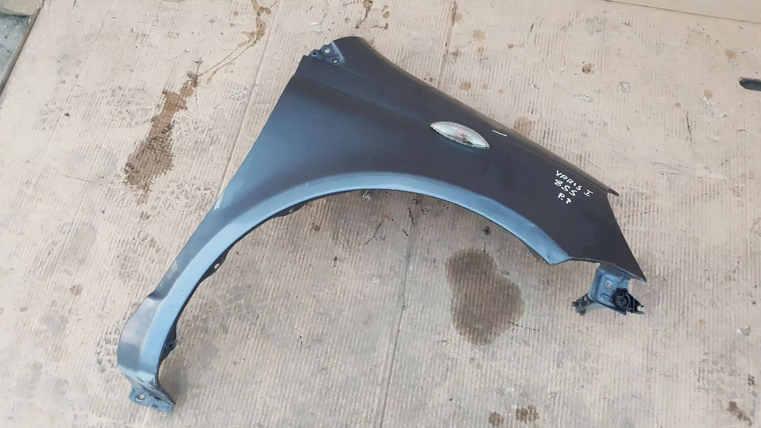 BŁOTNIK PRAWY PRZÓD PRZEDNI TOYOTA YARIS I 99- 8S5