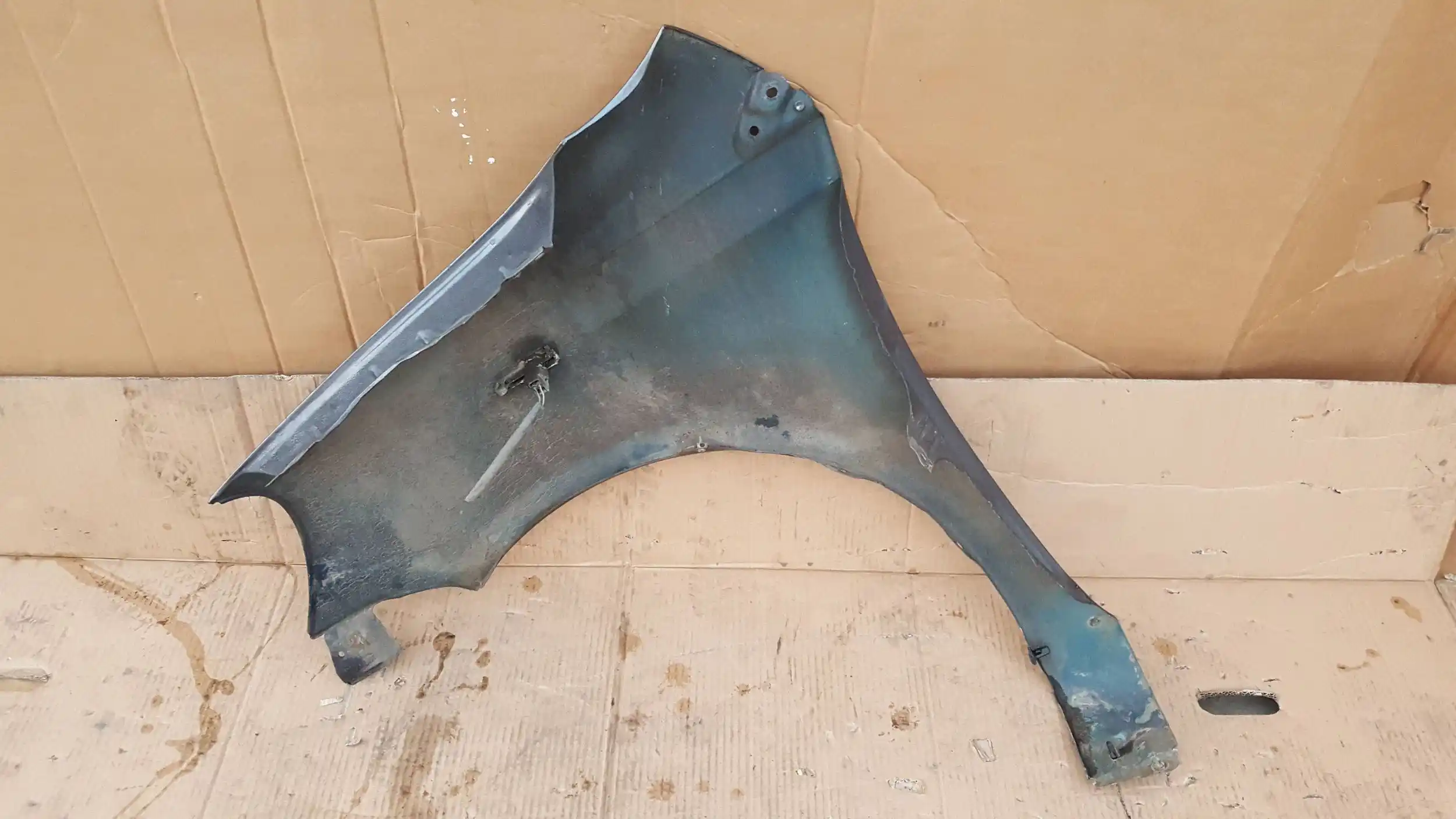 BŁOTNIK PRAWY PRZÓD PRZEDNI TOYOTA YARIS I 99- 8S5