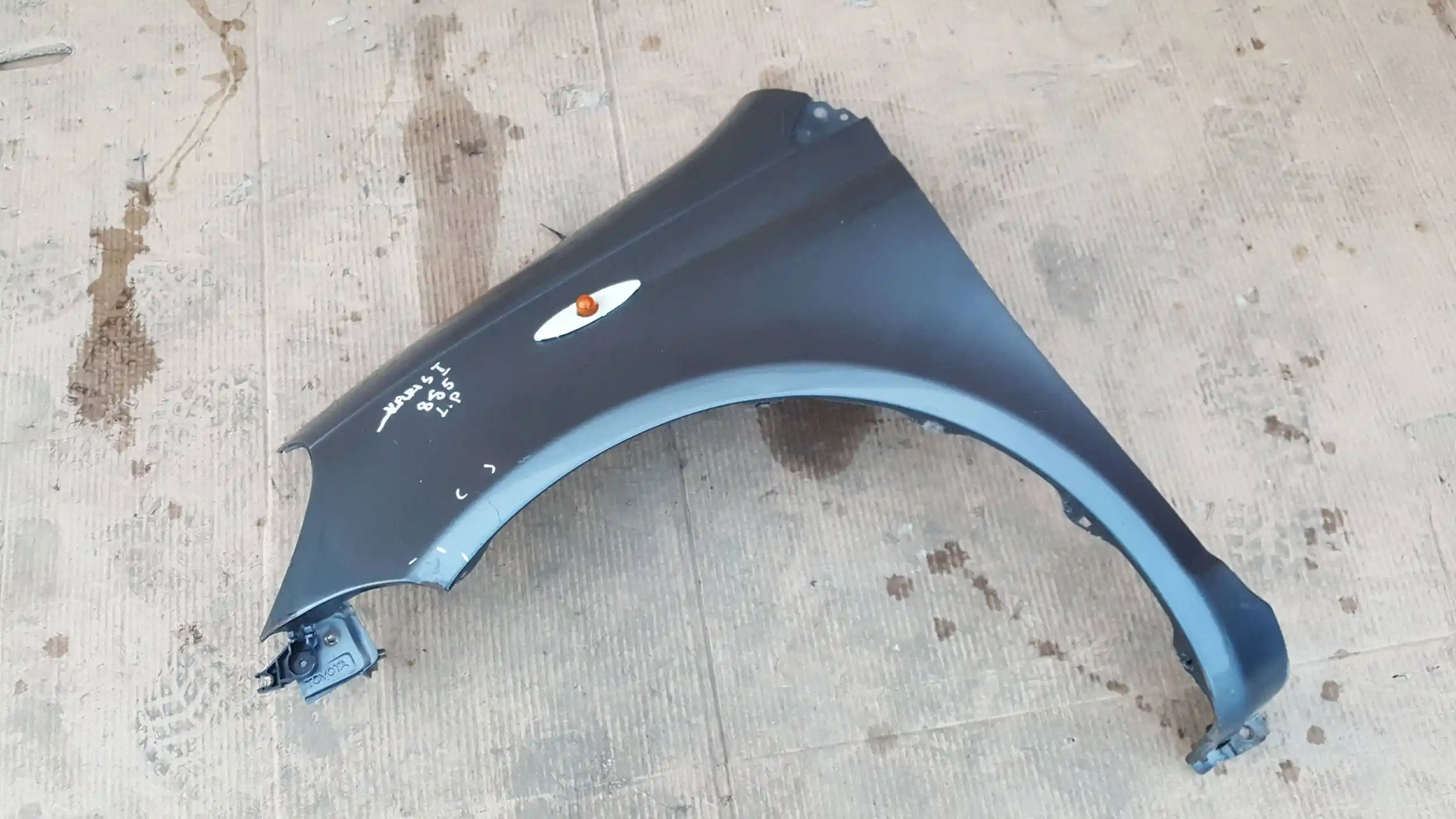BŁOTNIK LEWY PRZÓD PRZEDNI TOYOTA YARIS I 99- 8S5
