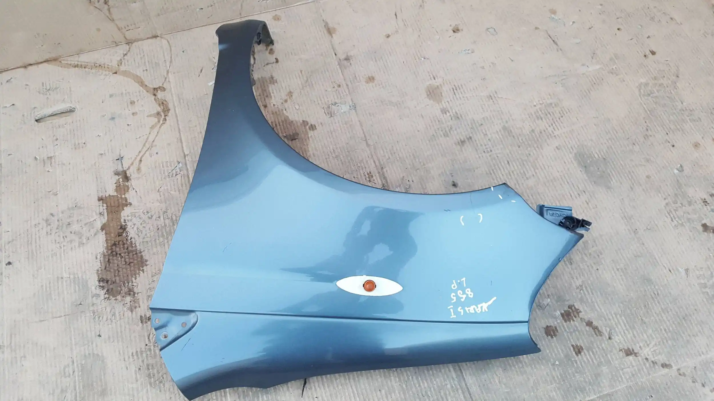 BŁOTNIK LEWY PRZÓD PRZEDNI TOYOTA YARIS I 99- 8S5