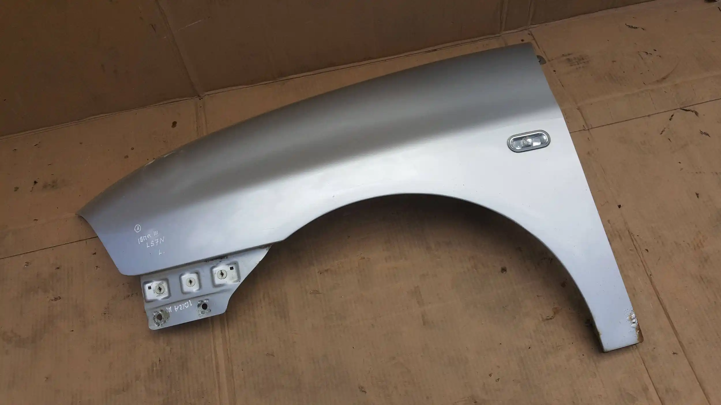 BŁOTNIK LEWY PRZÓD PRZEDNI SEAT IBIZA III 6L1 CORDOBA II 6L2 02- LS7N