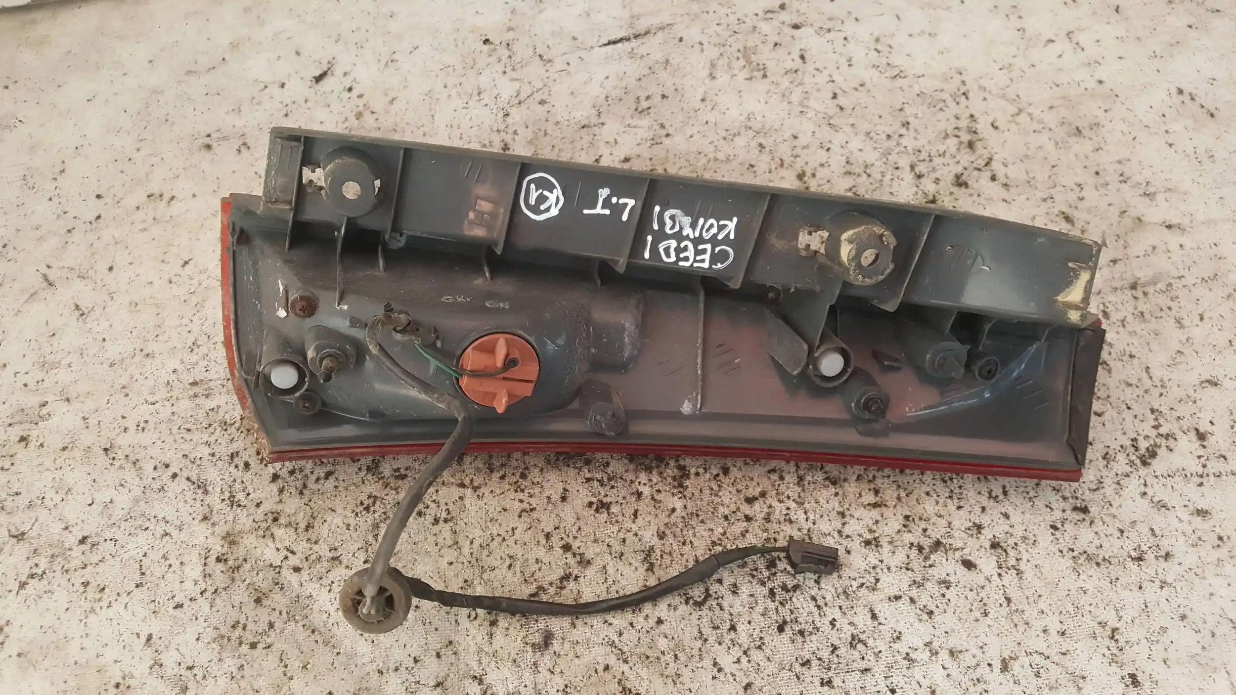 LAMPA LEWY TYŁ TYLNA KIA CEED I KOMBI 06-09