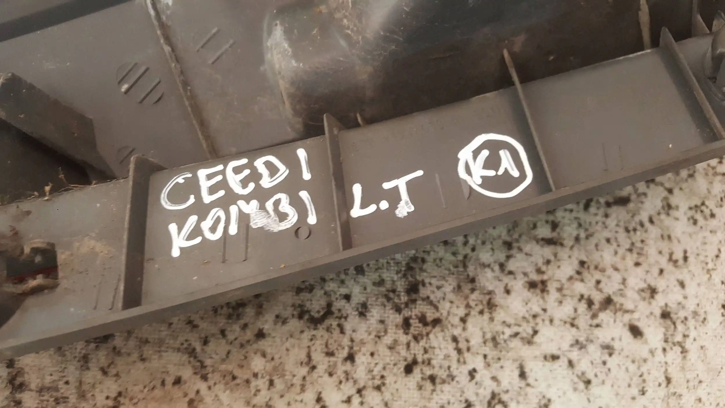 LAMPA LEWY TYŁ TYLNA KIA CEED I KOMBI 06-09