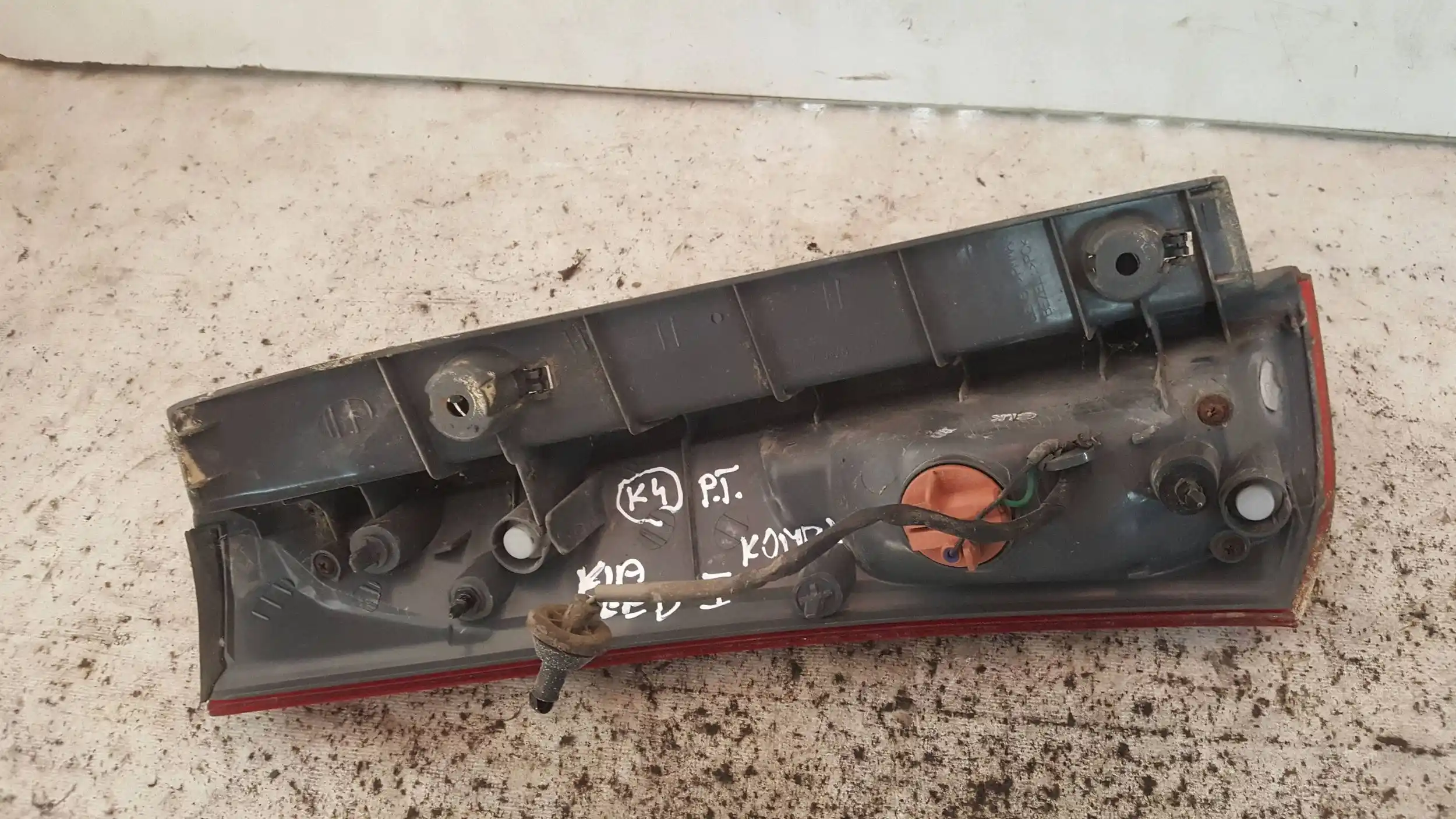 LAMPA PRAWY TYŁ TYLNA KIA CEED I KOMBI 06-09