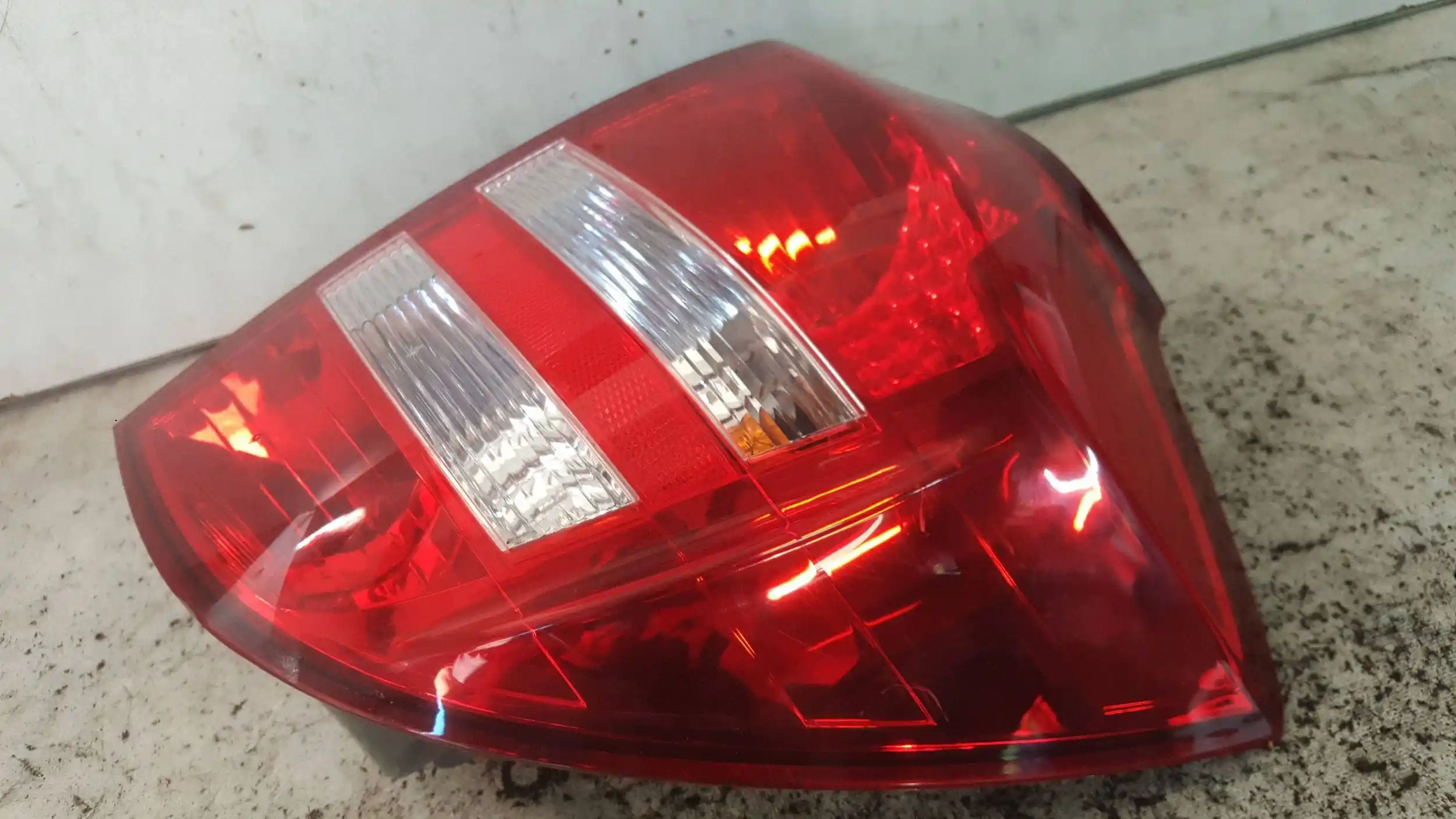 LAMPA PRAWY TYŁ TYLNA KIA CEED I KOMBI 06-09
