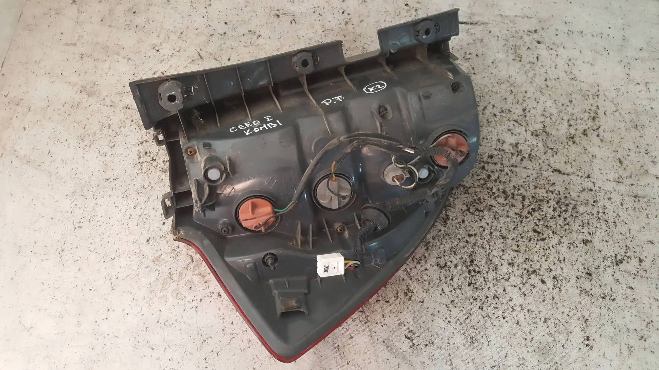 LAMPA PRAWY TYŁ TYLNA KIA CEED I KOMBI 06-09