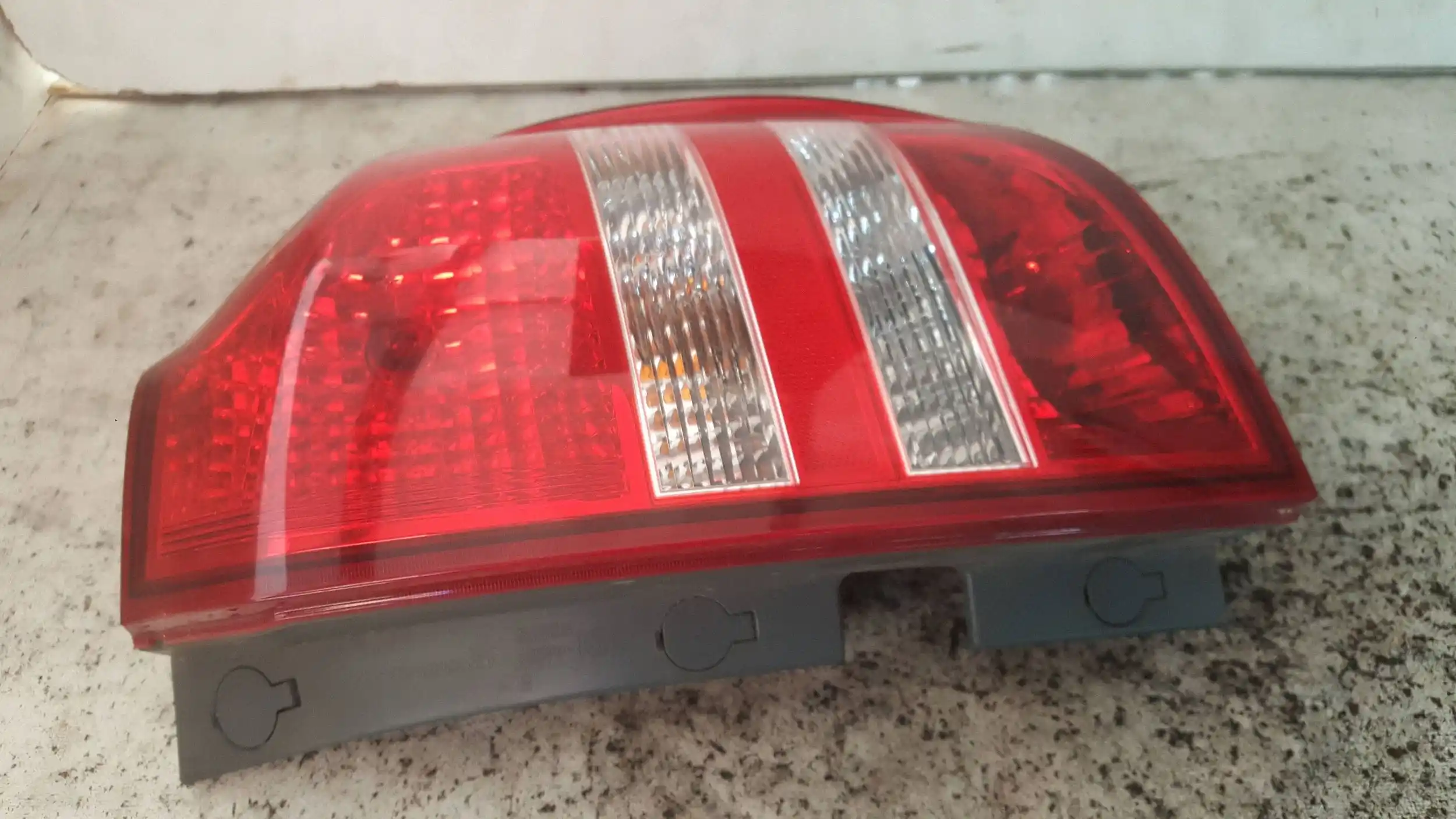 LAMPA PRAWY TYŁ TYLNA KIA CEED I KOMBI 06-09