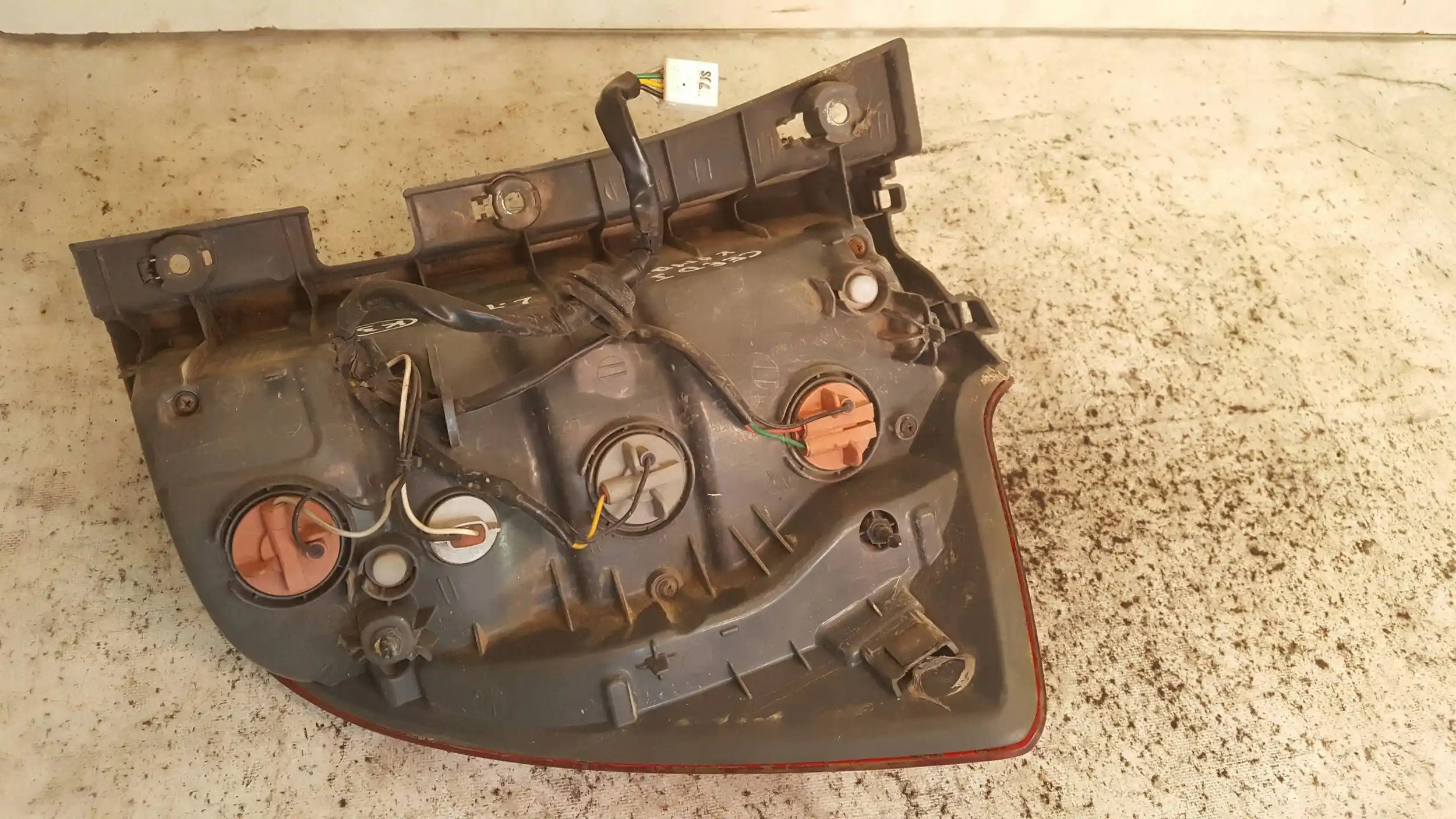 LAMPA LEWY TYŁ TYLNA KIA CEED I KOMBI 06-09