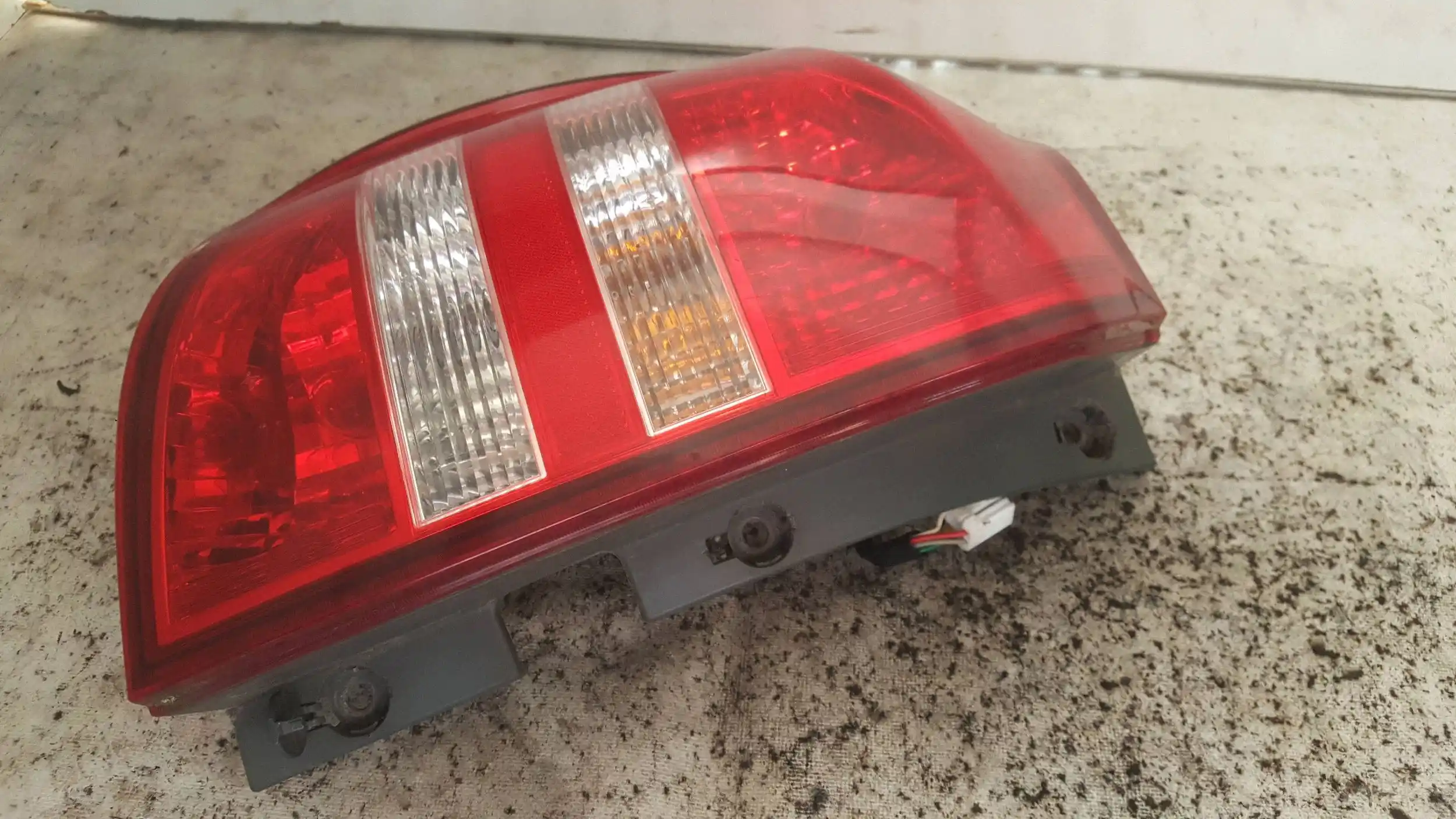 LAMPA LEWY TYŁ TYLNA KIA CEED I KOMBI 06-09