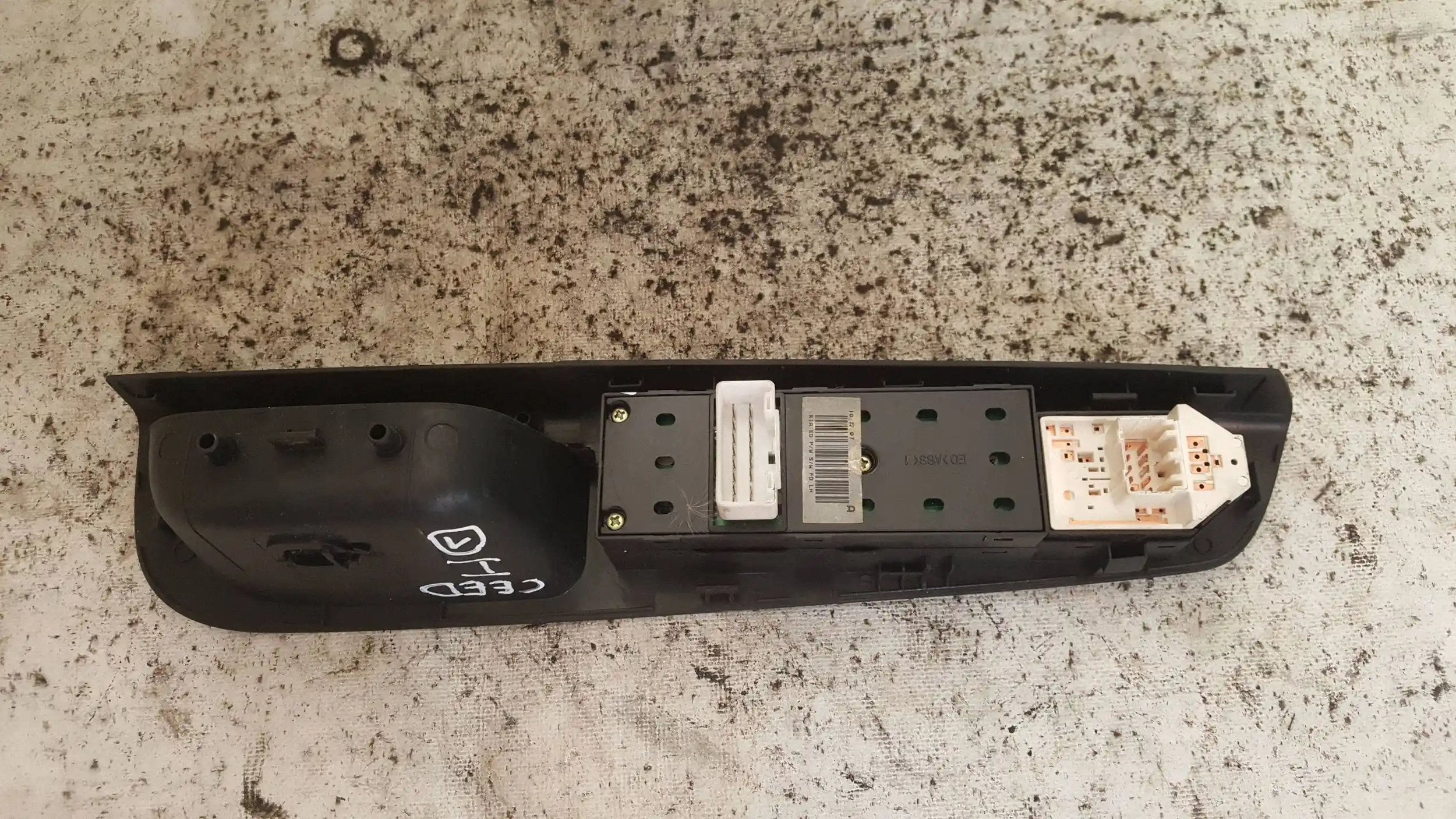 PANEL SZYB LUSTEREK LEWY PRZÓD KIEROWCY 823511H010 KIA CEED I 06-