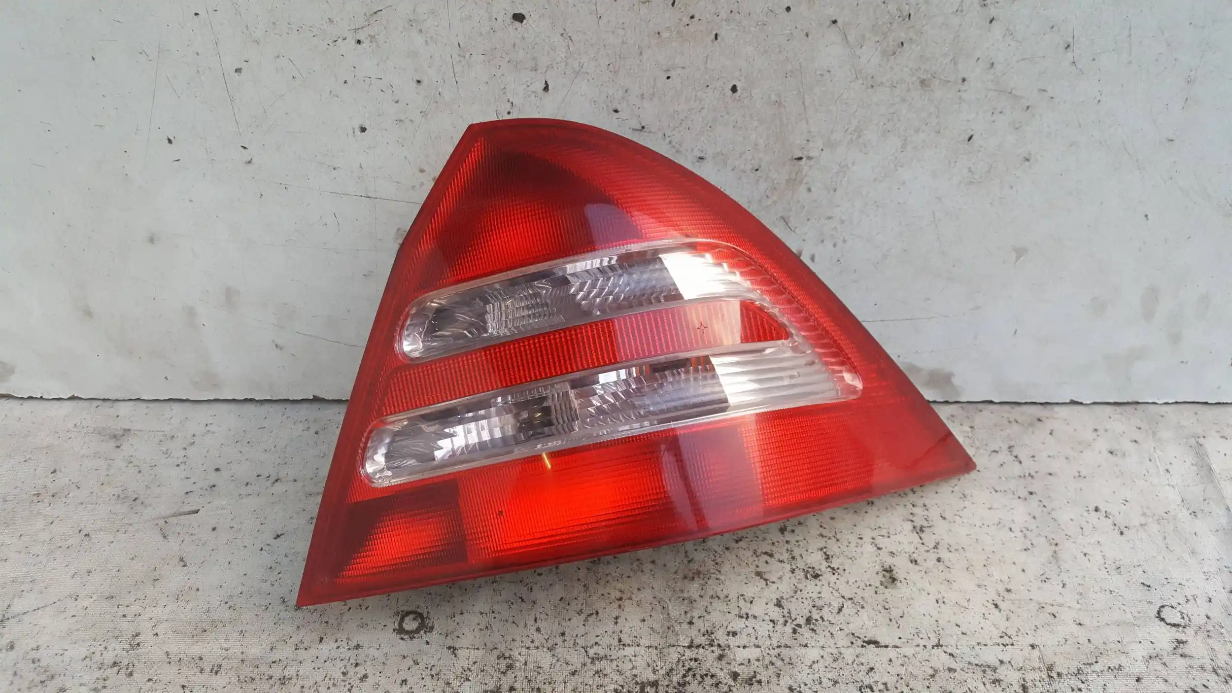 LAMPA PRAWY TYŁ TYLNA MERCEDES C KLASA W203 SEDAN 00-04