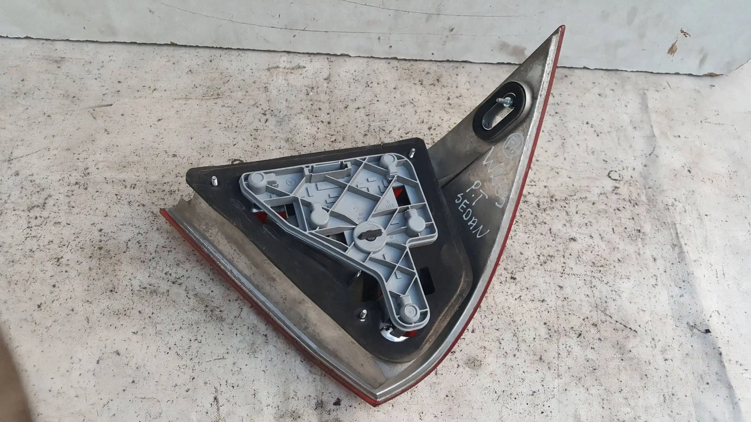 LAMPA PRAWY TYŁ TYLNA MERCEDES C KLASA W203 SEDAN 00-04