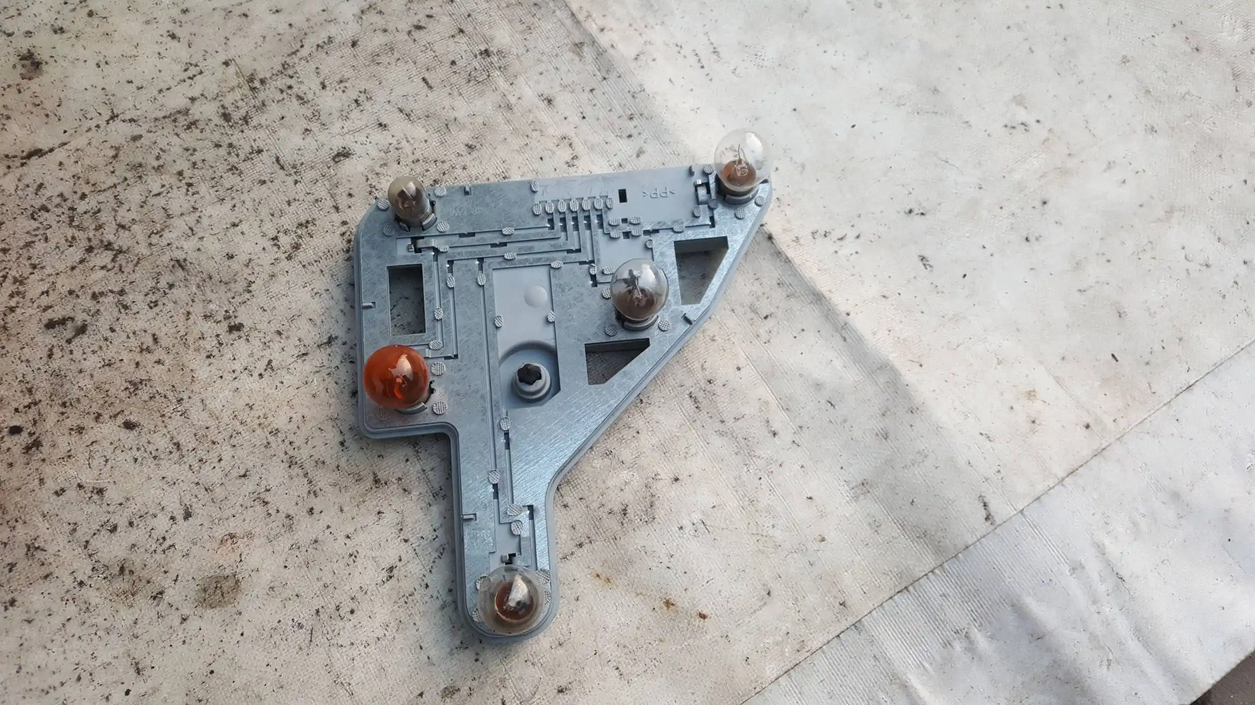 LAMPA PRAWY TYŁ TYLNA MERCEDES C KLASA W203 SEDAN 00-04