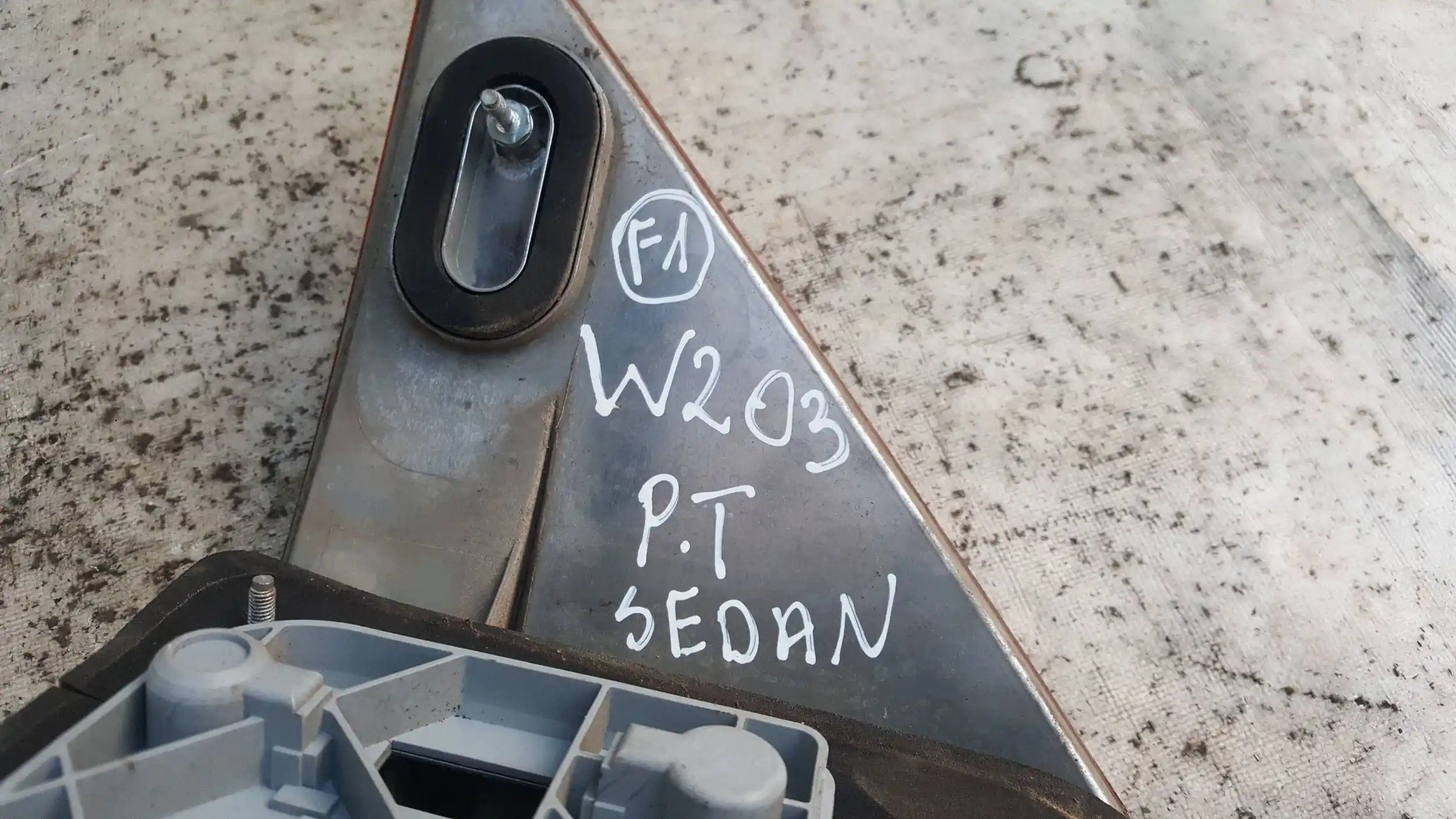 LAMPA PRAWY TYŁ TYLNA MERCEDES C KLASA W203 SEDAN 00-04