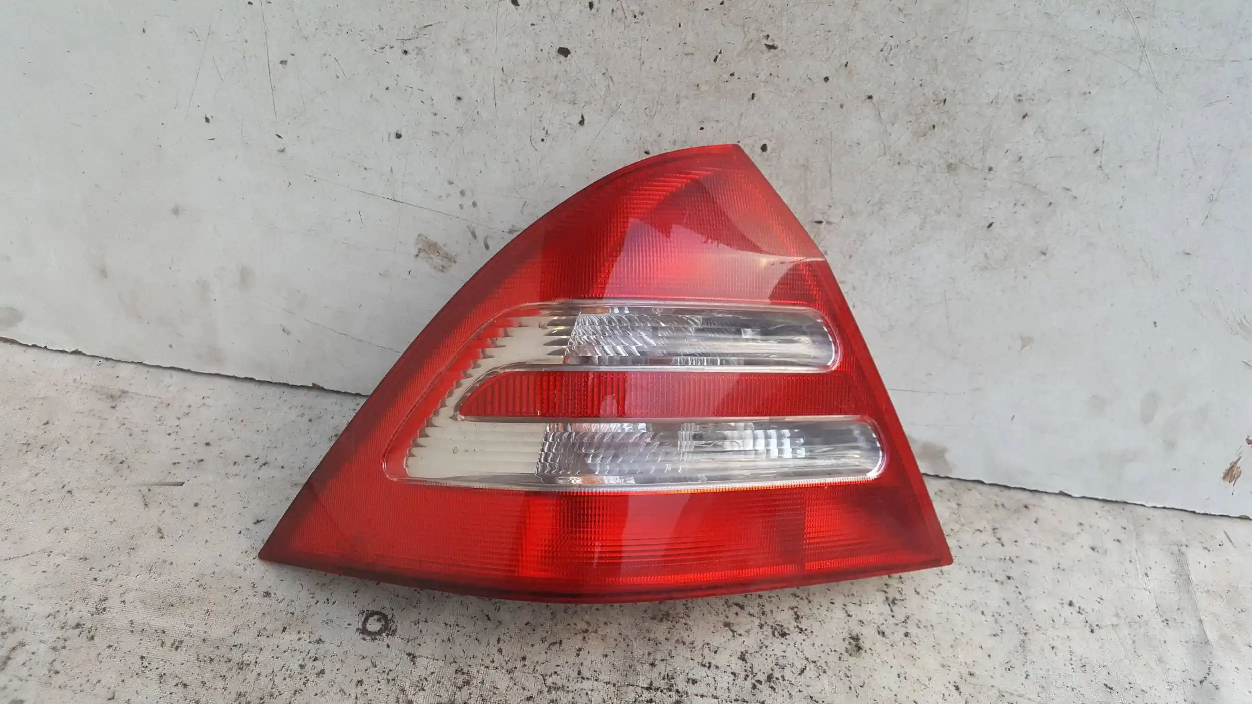 LAMPA LEWY TYŁ TYLNA MERCEDES C KLASA W203 SEDAN 00-04