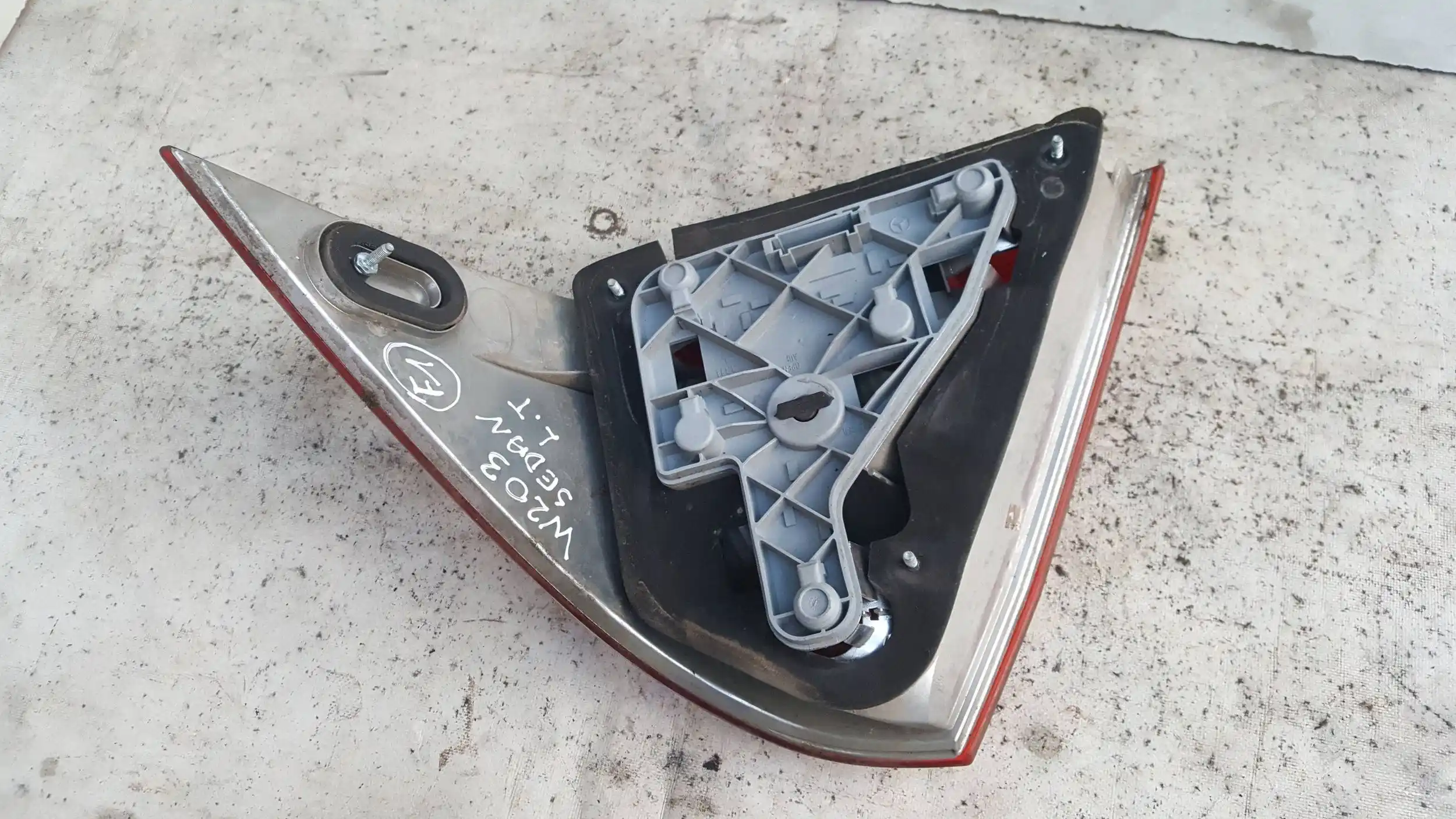 LAMPA LEWY TYŁ TYLNA MERCEDES C KLASA W203 SEDAN 00-04