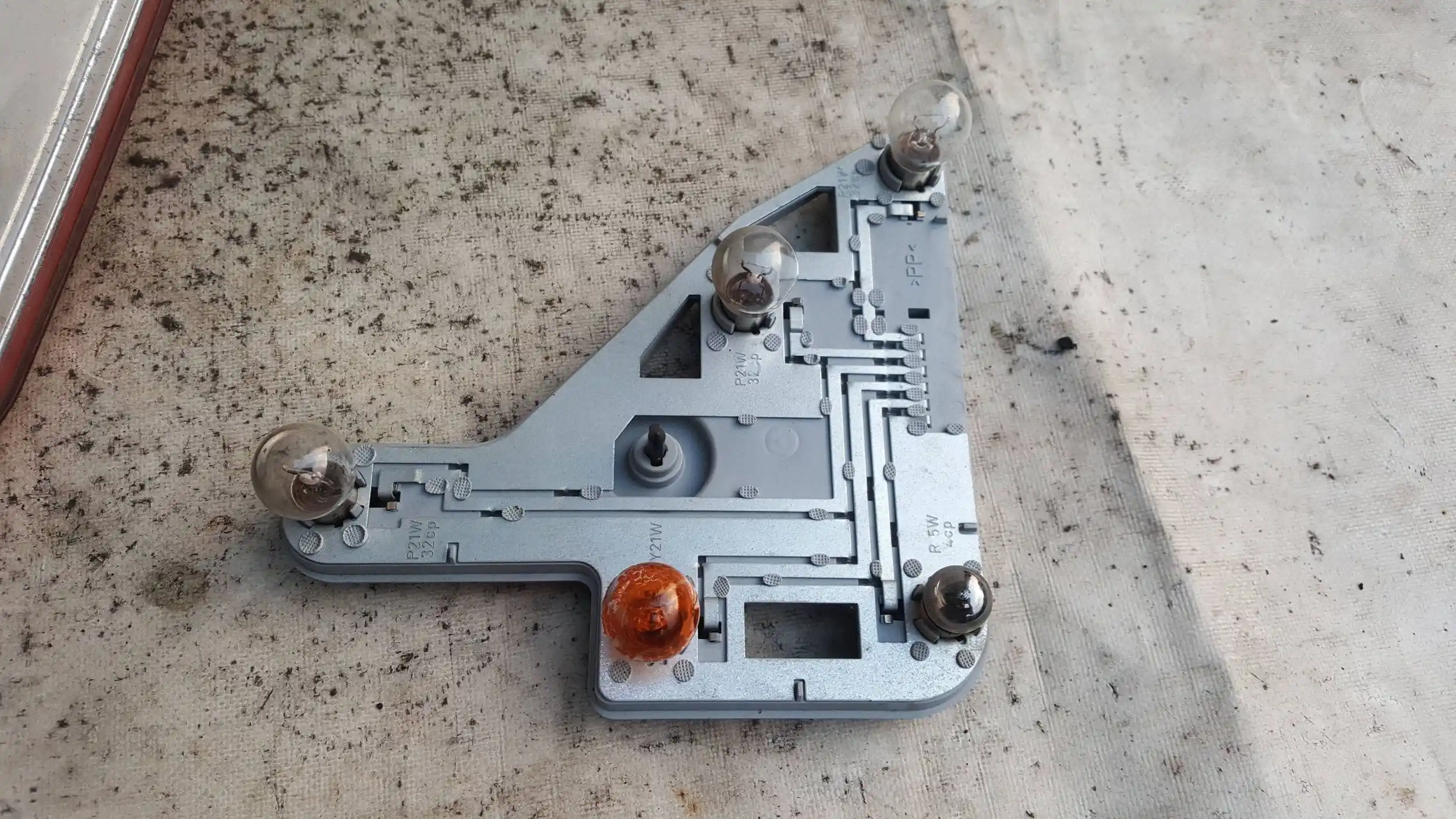 LAMPA LEWY TYŁ TYLNA MERCEDES C KLASA W203 SEDAN 00-04