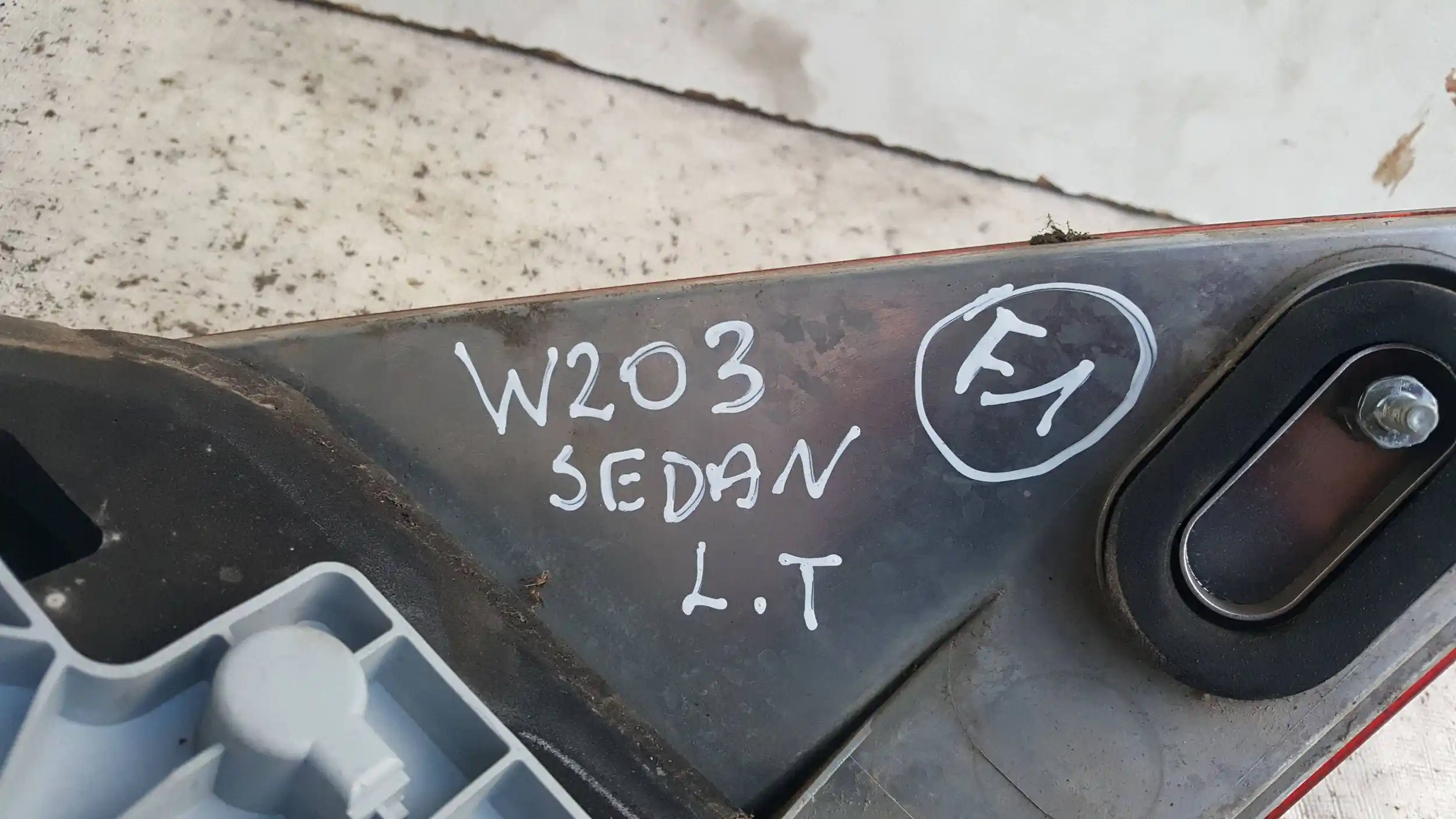 LAMPA LEWY TYŁ TYLNA MERCEDES C KLASA W203 SEDAN 00-04