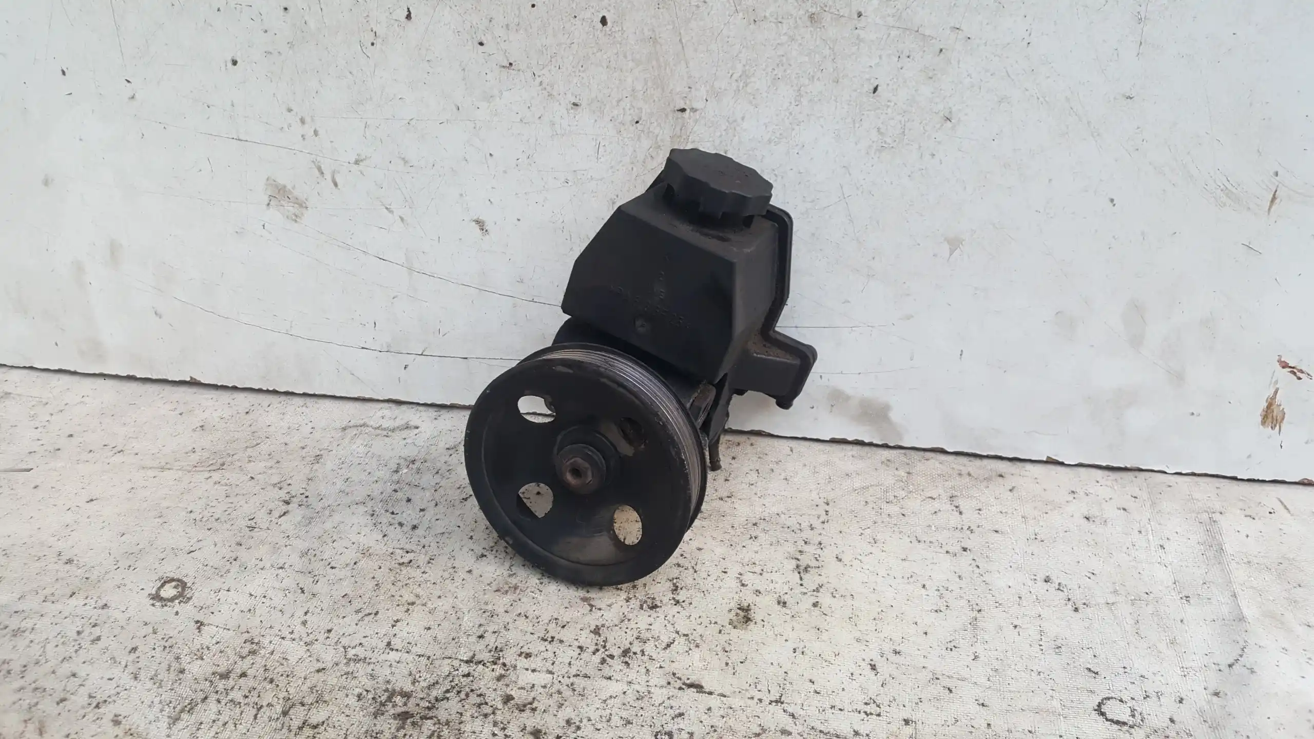 POMPA WSPOMAGANIA 0024662901 2107929 MERCEDES C KLASA W203 2.0 16V 00-
