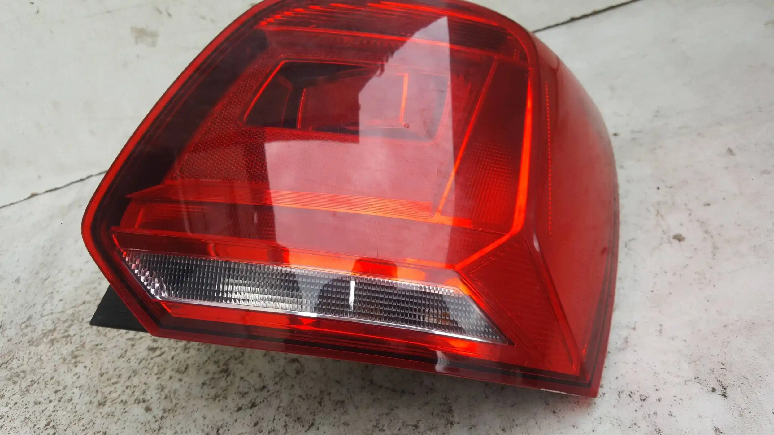 LAMPA PRAWY TYŁ TYLNA 6C0945096K VW POLO V 6C LIFT 14-17
