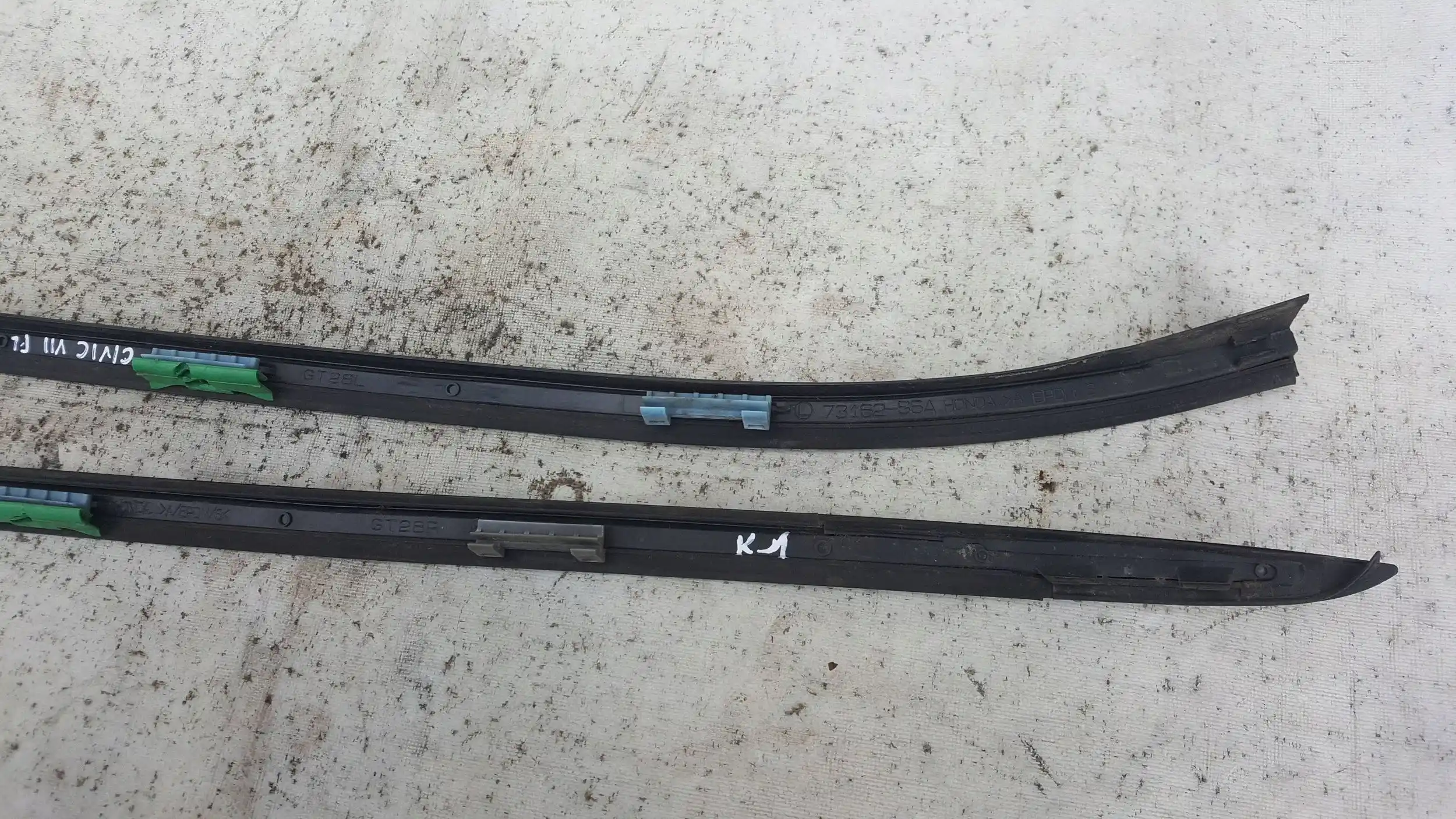 LISTWA LISTWY SZYBY CZOŁOWEJ KPL HONDA CIVIC VII 5D LIFT 00-06