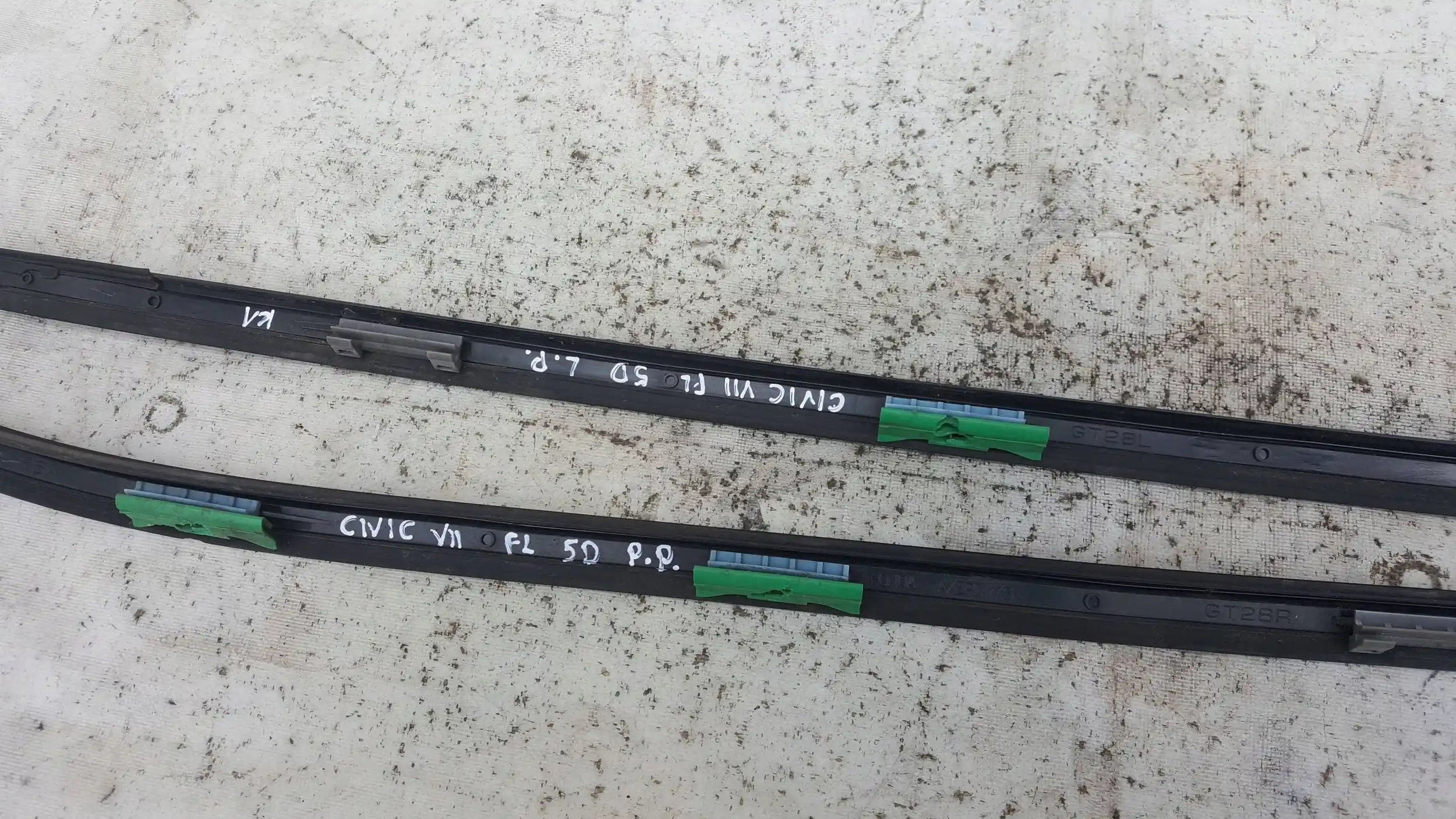 LISTWA LISTWY SZYBY CZOŁOWEJ KPL HONDA CIVIC VII 5D LIFT 00-06