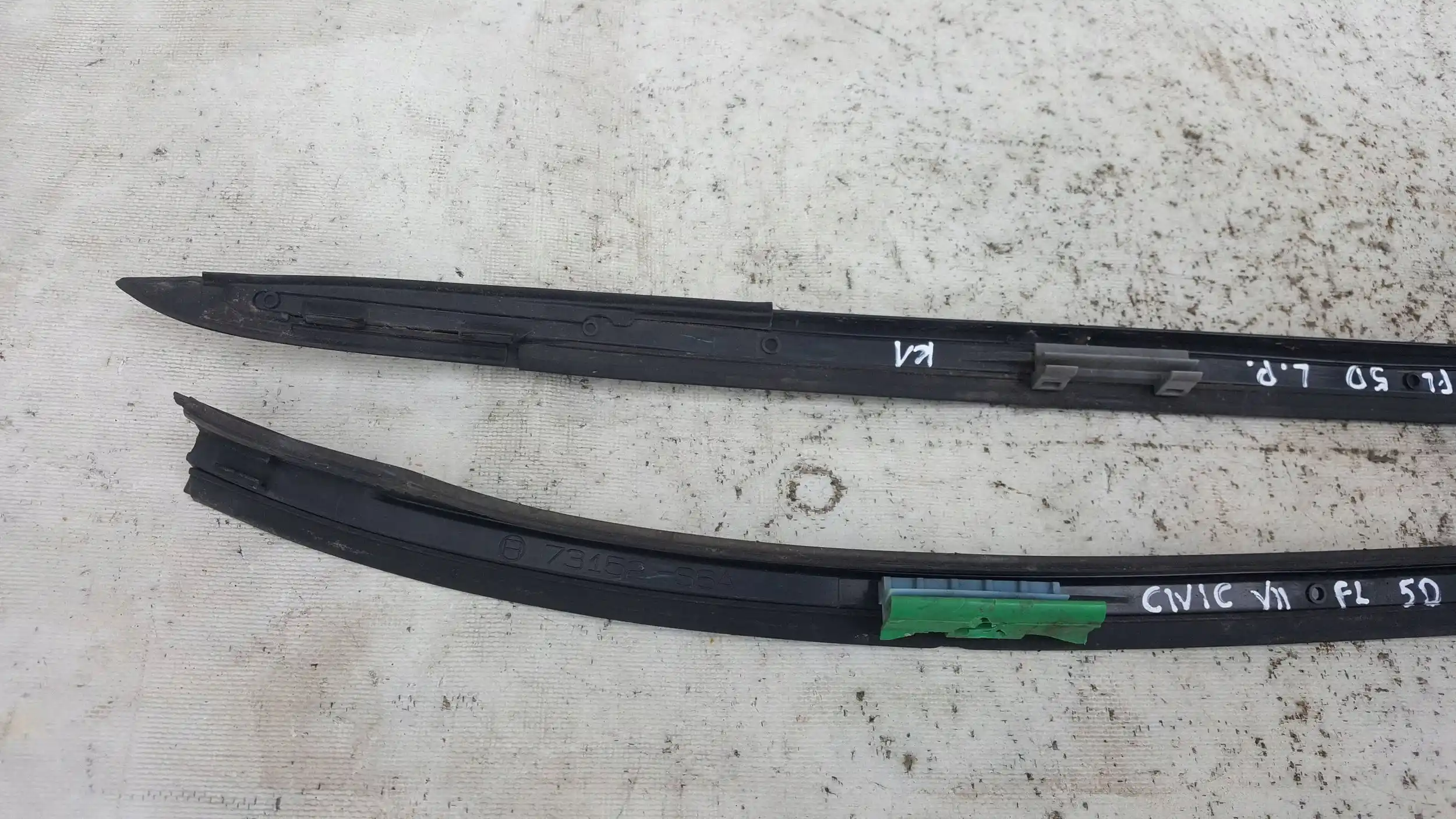 LISTWA LISTWY SZYBY CZOŁOWEJ KPL HONDA CIVIC VII 5D LIFT 00-06