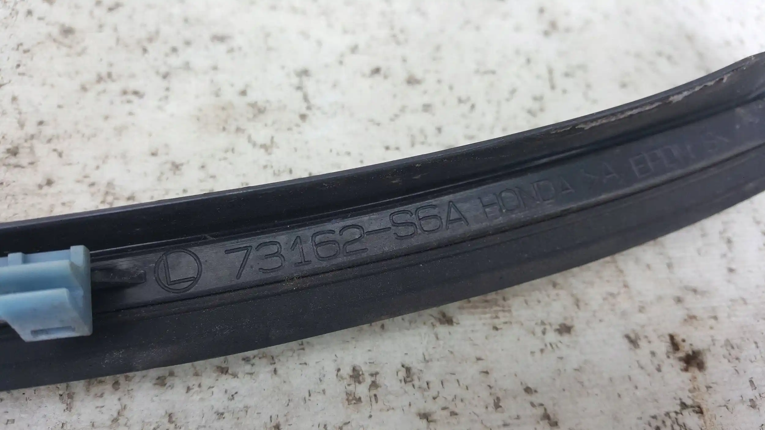 LISTWA LISTWY SZYBY CZOŁOWEJ KPL HONDA CIVIC VII 5D LIFT 00-06