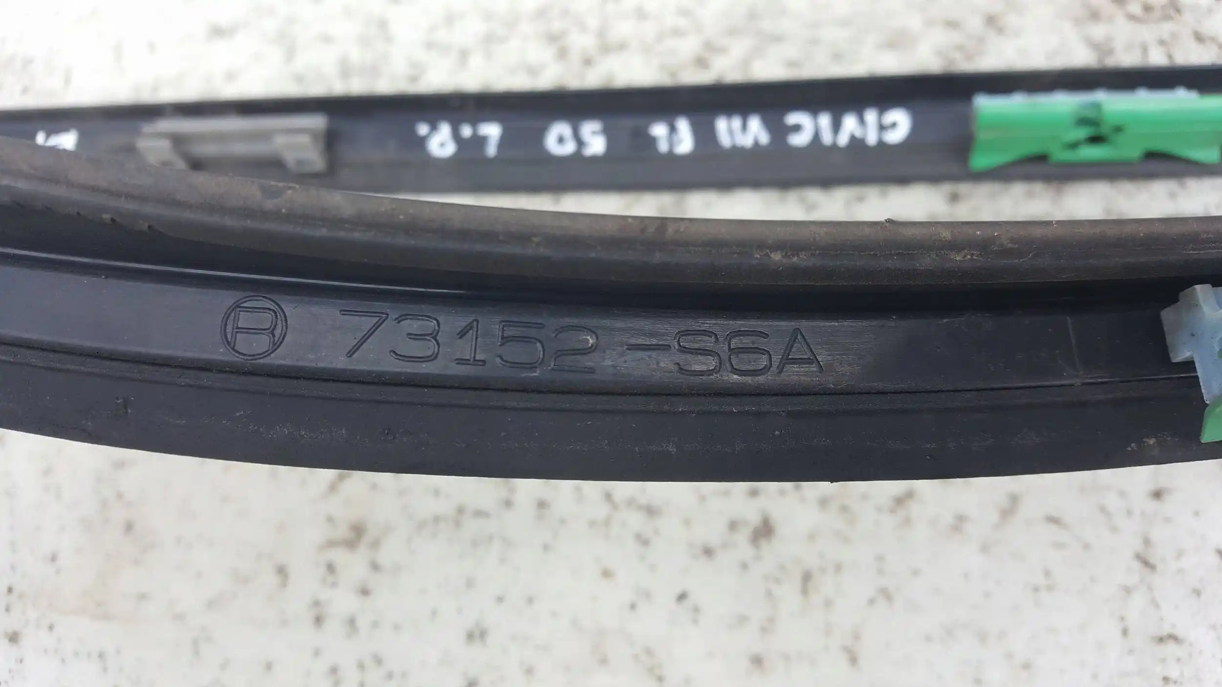 LISTWA LISTWY SZYBY CZOŁOWEJ KPL HONDA CIVIC VII 5D LIFT 00-06